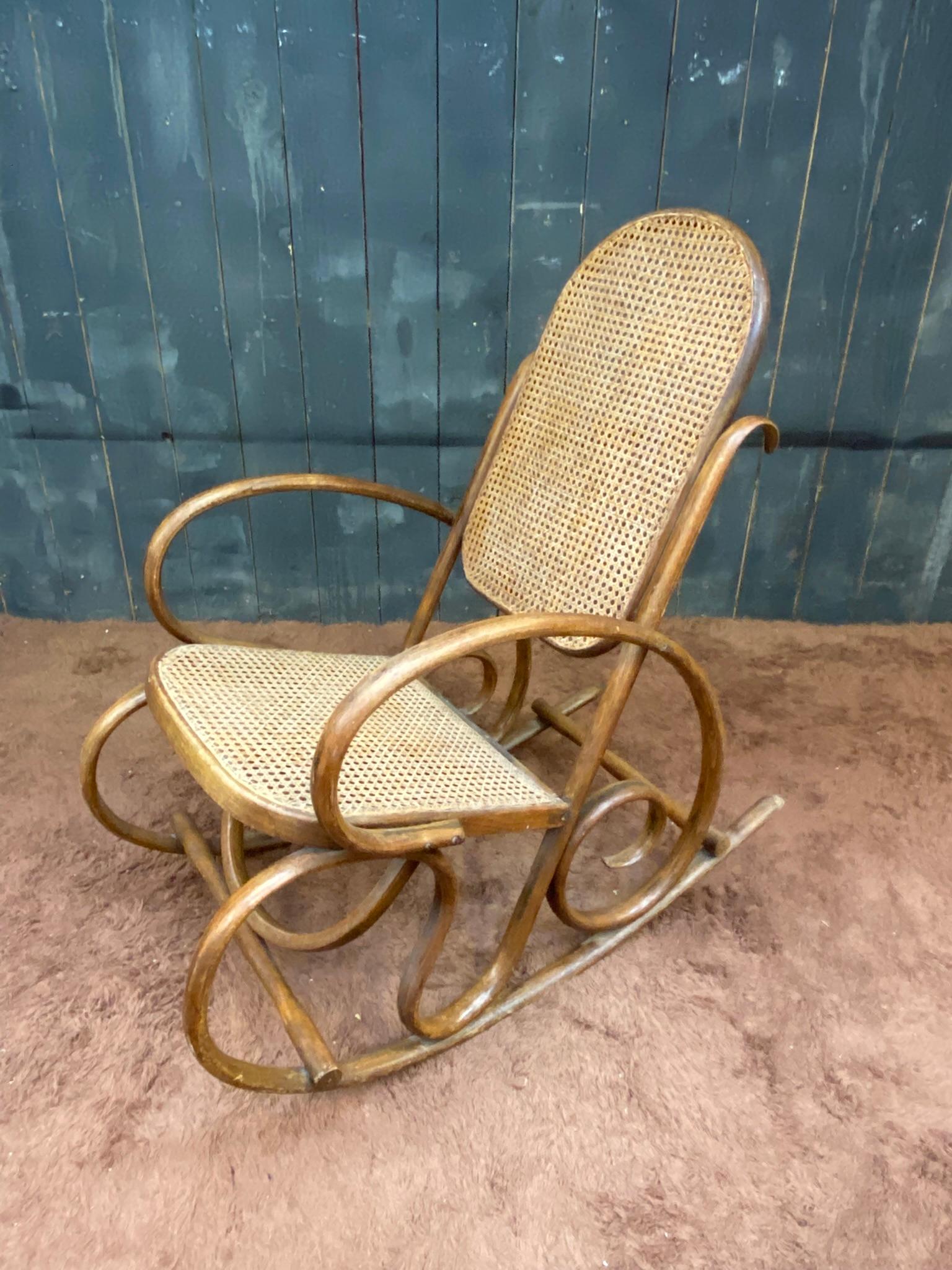 Rocking Chair Style Thonet circa 1930 Good Condition For Sale 2