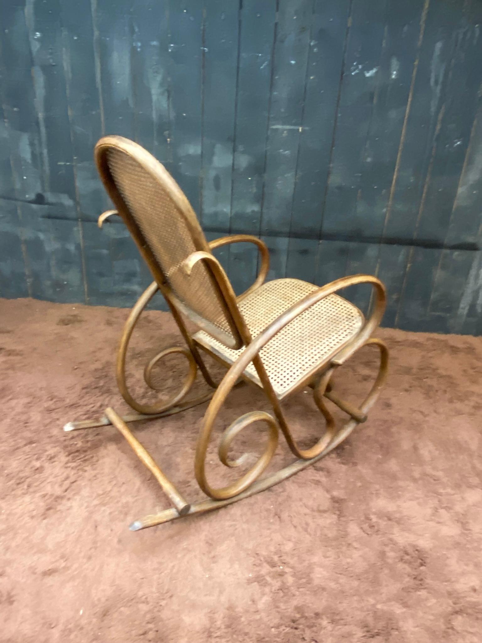Beech Rocking Chair Style Thonet circa 1930 Good Condition For Sale