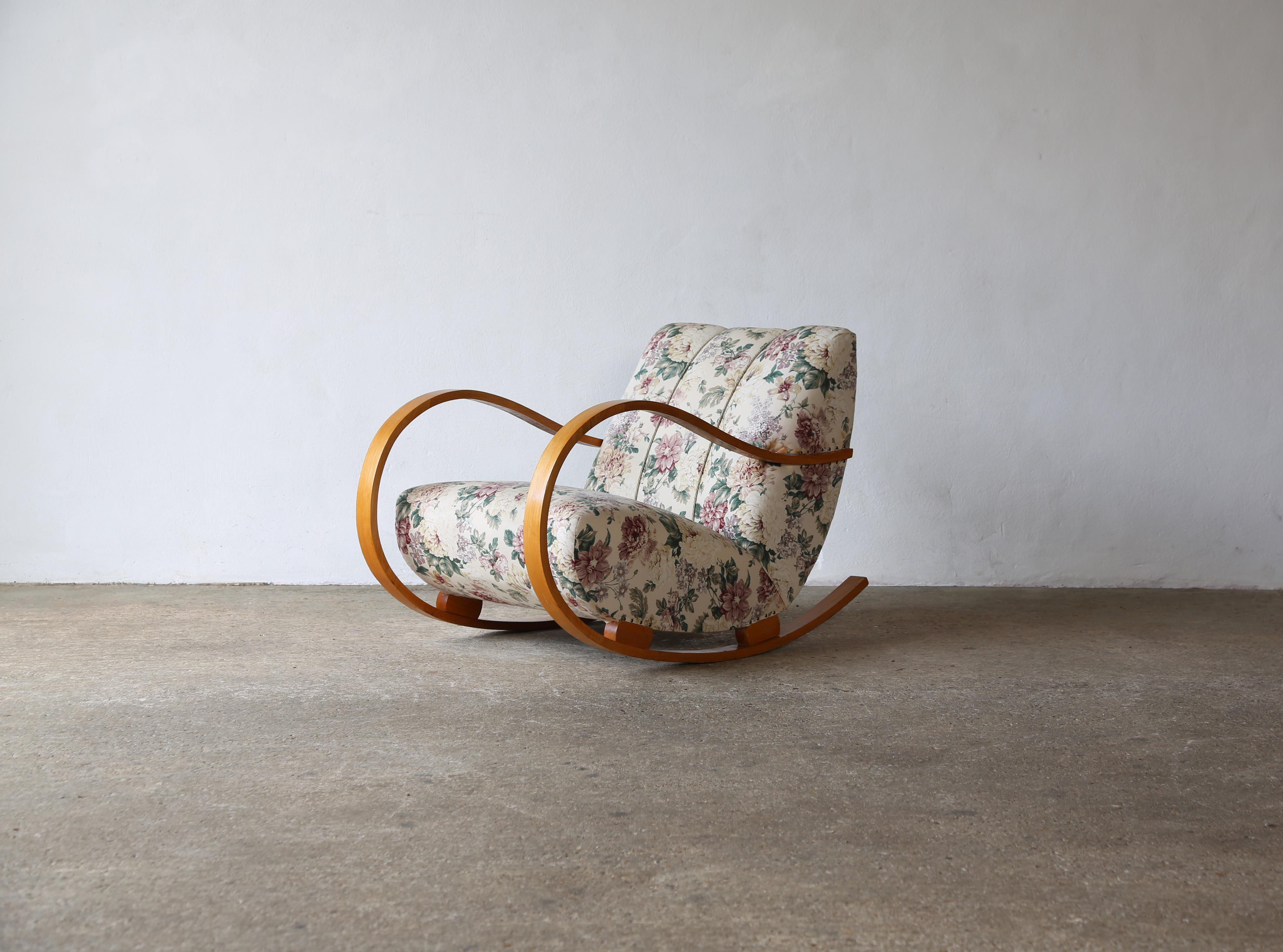 Fauteuil à bascule suédois des années 1940.  En bon état structurel.  Possibilité de rembourrage.  Nous disposons d'une deuxième chaise si vous avez besoin d'une paire de chaises.  Expédition rapide dans le monde entier.

