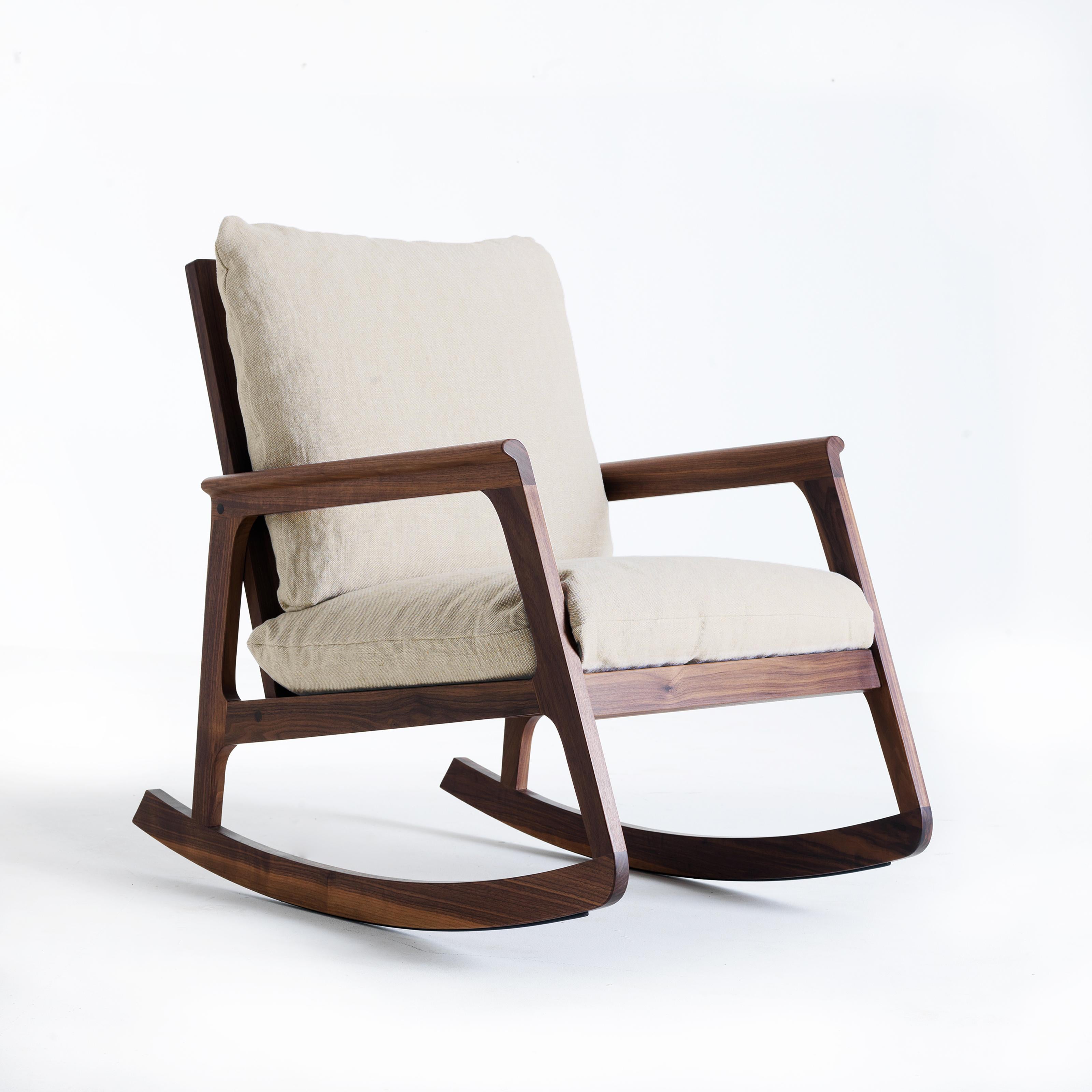 Fauteuil Momento en bois massif, noyer en finition naturelle faite à la main, contemporain en vente 3