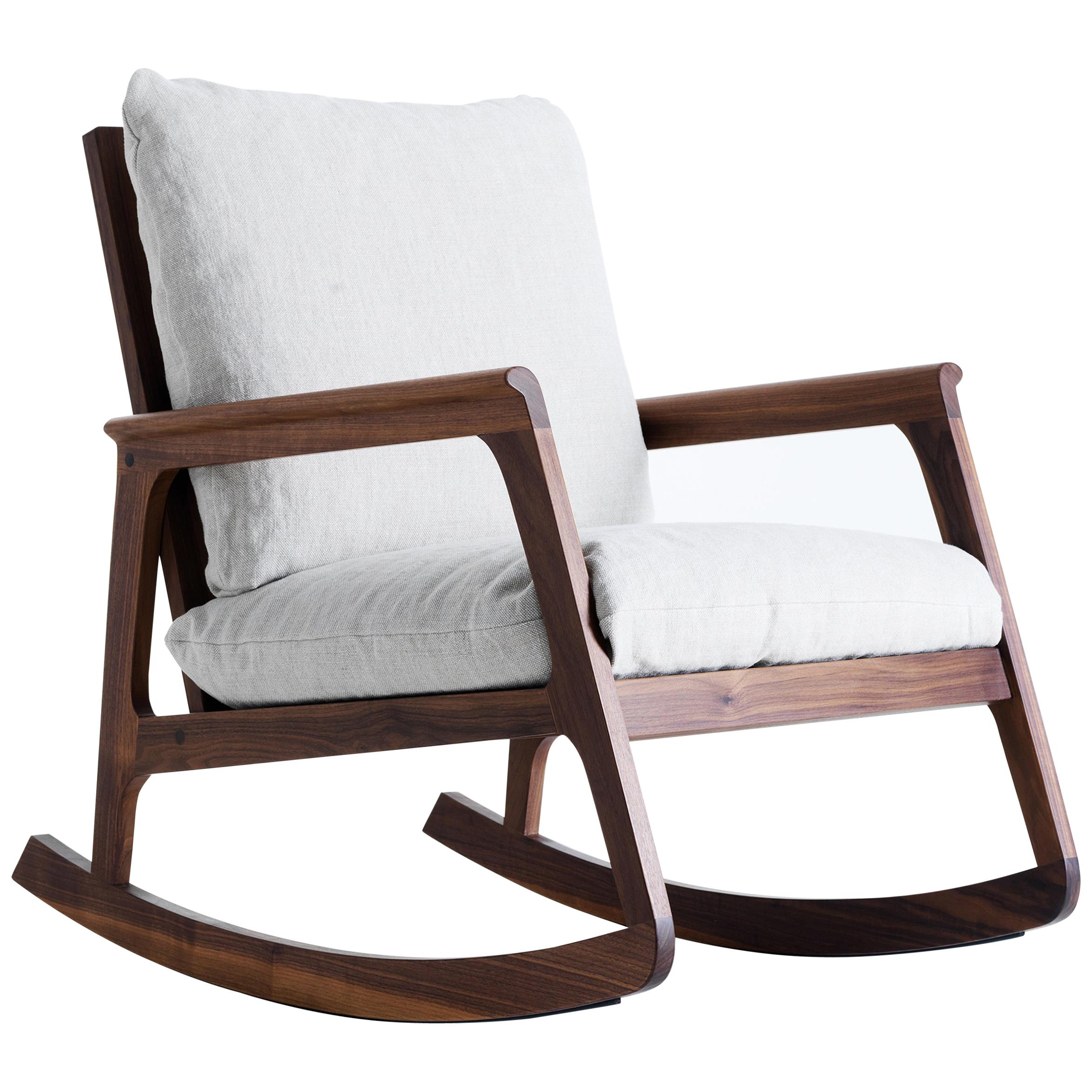 Fauteuil Momento en bois massif, noyer en finition naturelle faite à la main, contemporain en vente