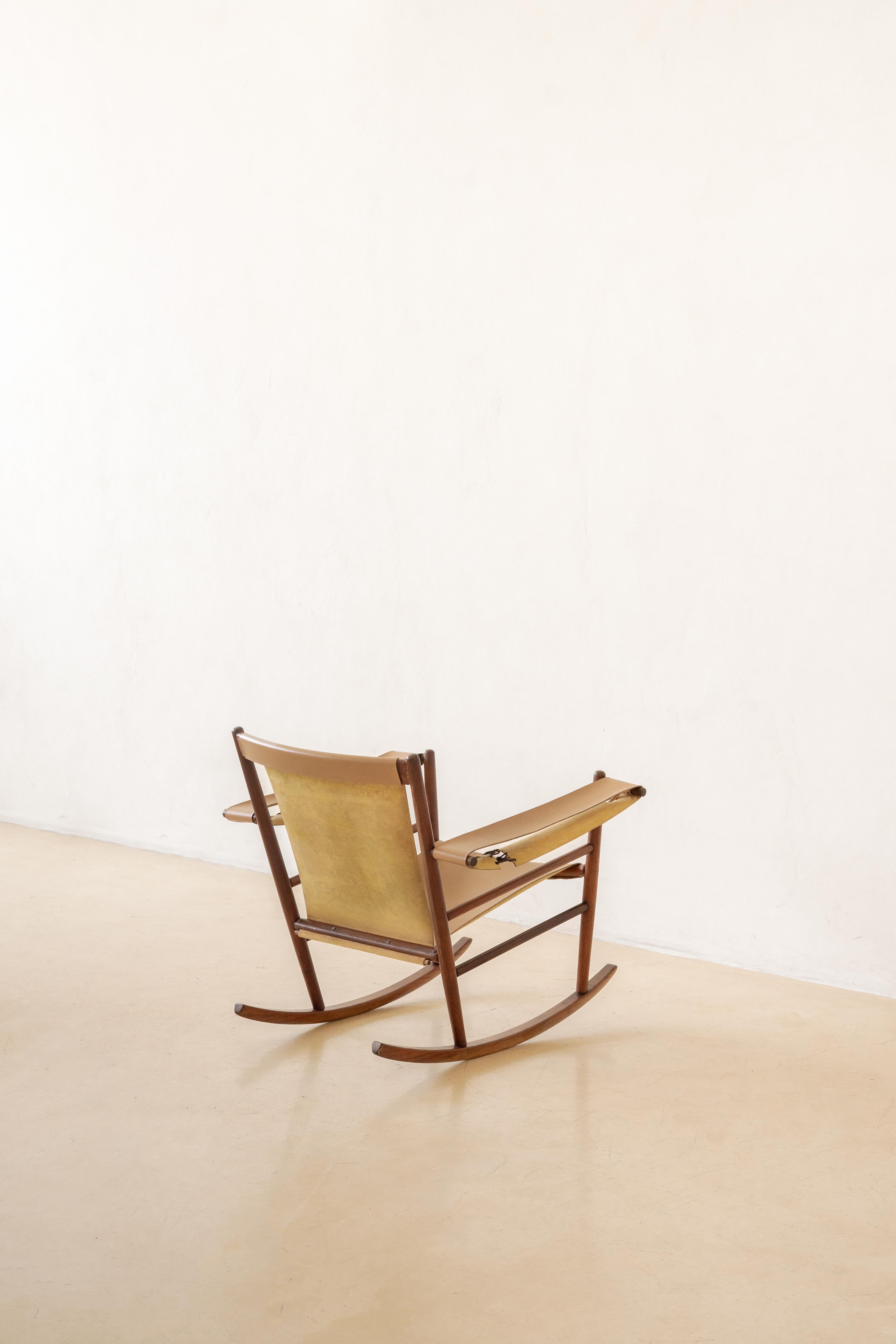 Ce rocking-chair est l'une des premières pièces produites par Joaquim Tenreiro (1906-1992) lors de l'ouverture de son magasin Langenbach & Tenreiro en 1947.

Bien au-delà d'un designer et d'un artiste, Tenreiro était un intellectuel et un penseur de