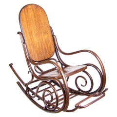Silla mecedora Thonet con reposapiés