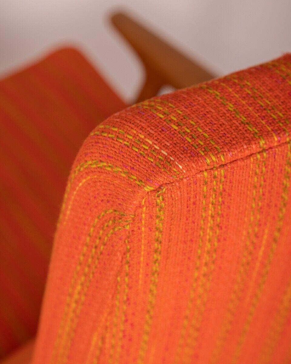 Schaukelstuhl mit Struktur aus Teakholz und Sitz mit orangefarbenem Stoff bezogen, dänisches Design, 1960er Jahre.

ZUSTAND: in gutem Zustand, es zeigt Anzeichen von Verschleiß durch die Zeit und einen Defekt des Gewebes sichtbar auf dem Foto