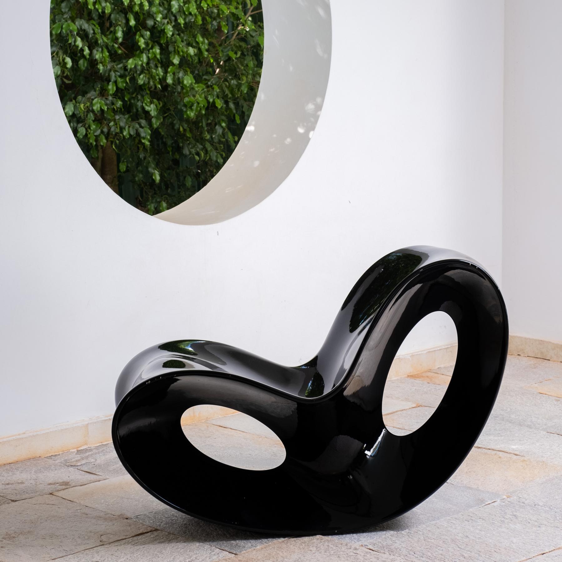 The Voido Rocking Chair was designed by Ron Arad for the manufacturer Magis in 2006.
This piece of contemporary design is a true sculpture due to its personality and timeless style.It is extremely resistant and durable and offers great comfort,