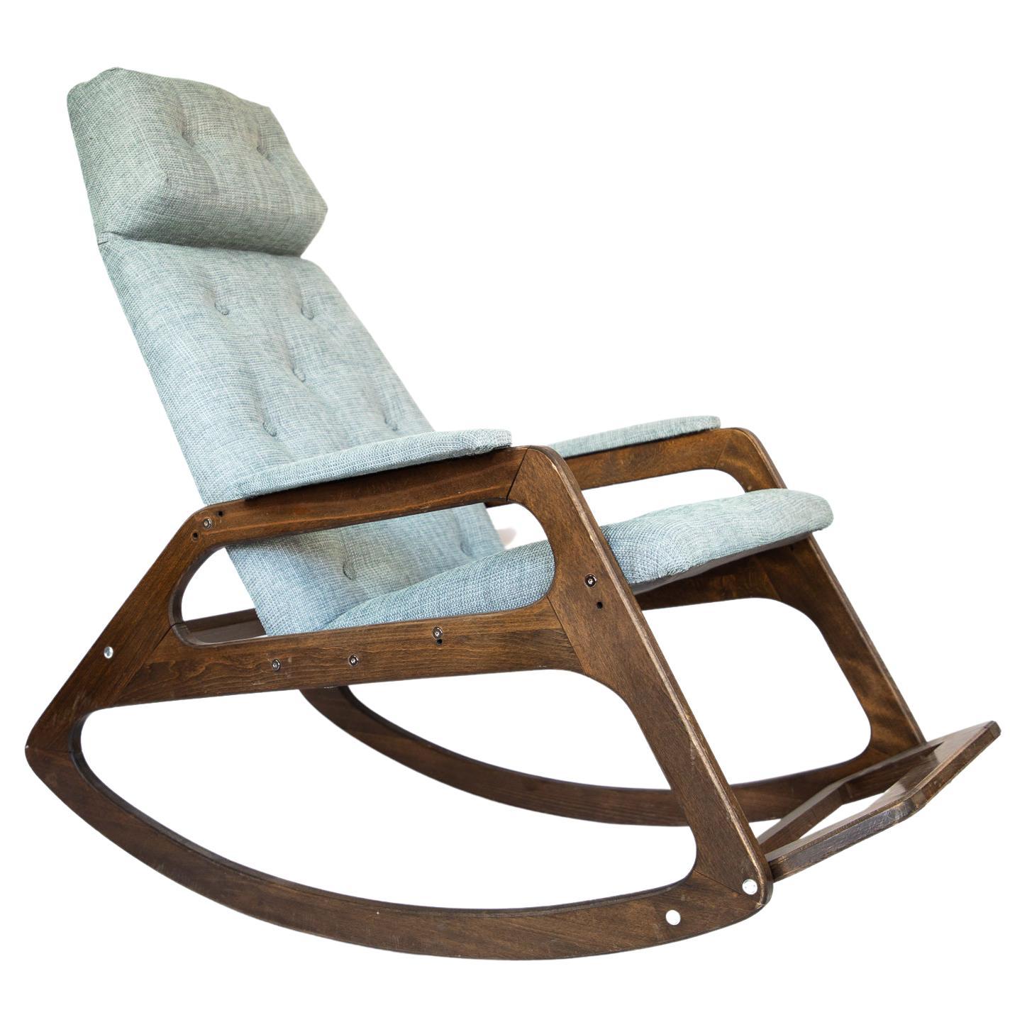  Chaise à bascule du milieu du siècle dernier en bois massif et retapissage bleu glace, Italie, années 1960