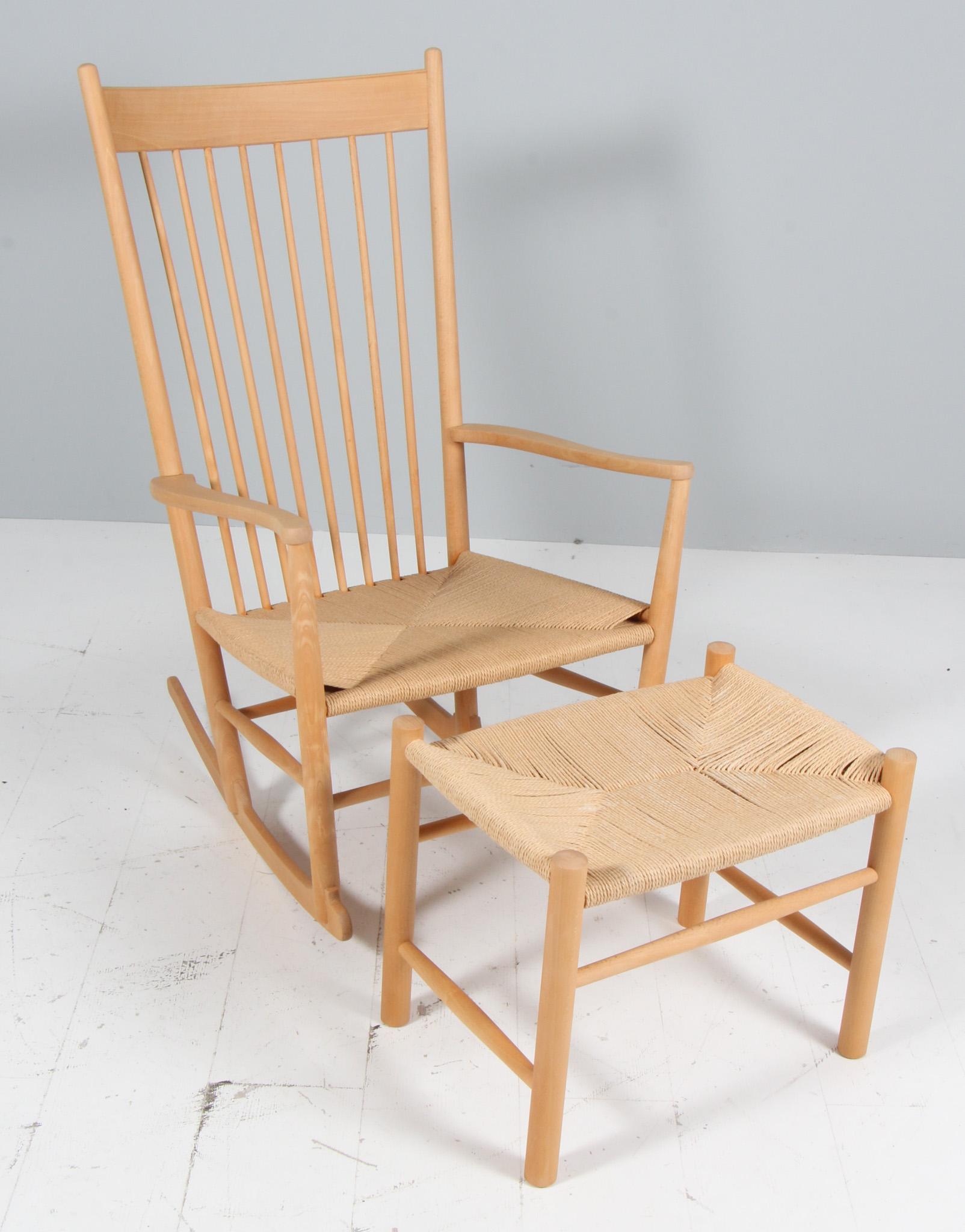 Hans J. Wegner rocking chair with ottoman frame of beech.

Seat made of papercord.

Model J16    