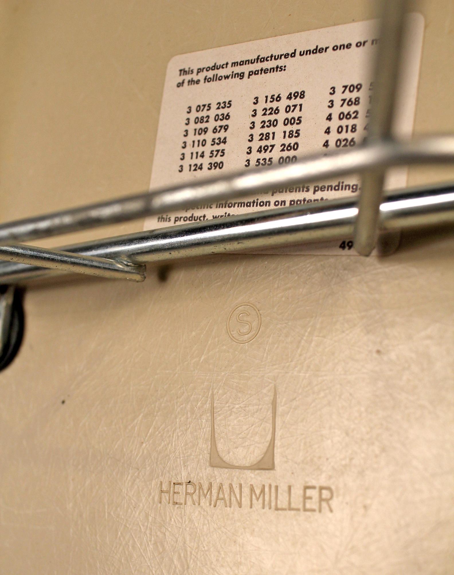 Chaises à bascule de Charles Eames pour Herman Miller avec tissu Alexander Girard en vente 2