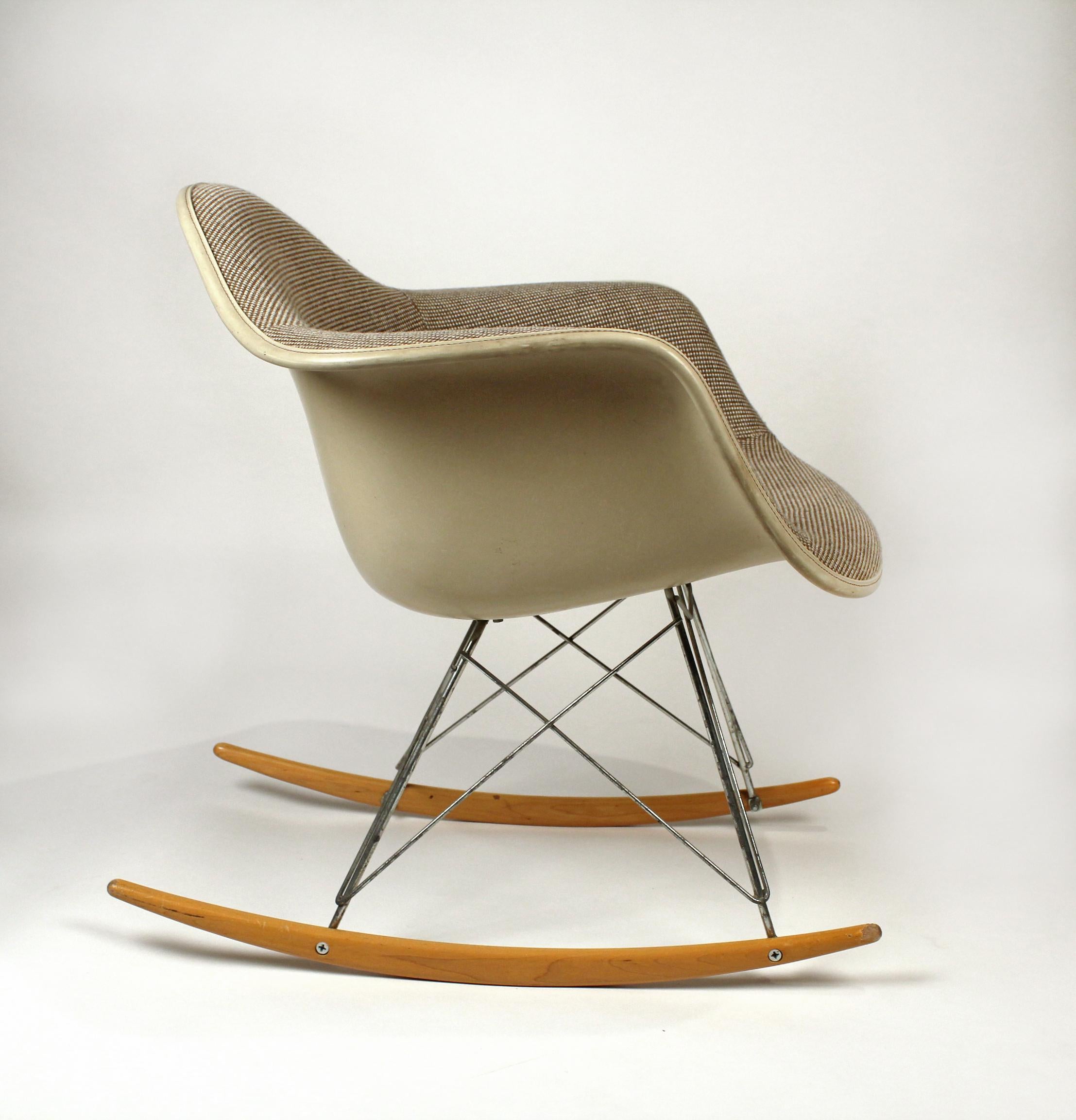 Paire de rocking-chairs assortis, conçus par Charles Eames pour Herman Miller. Les chaises ont la tapisserie originale Alexander Girard - excellent état d'origine avec les bases originales en zinc et les bascules en bouleau.