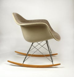 Sillas mecedoras de Charles Eames para Herman Miller con textil de Alexander Girard