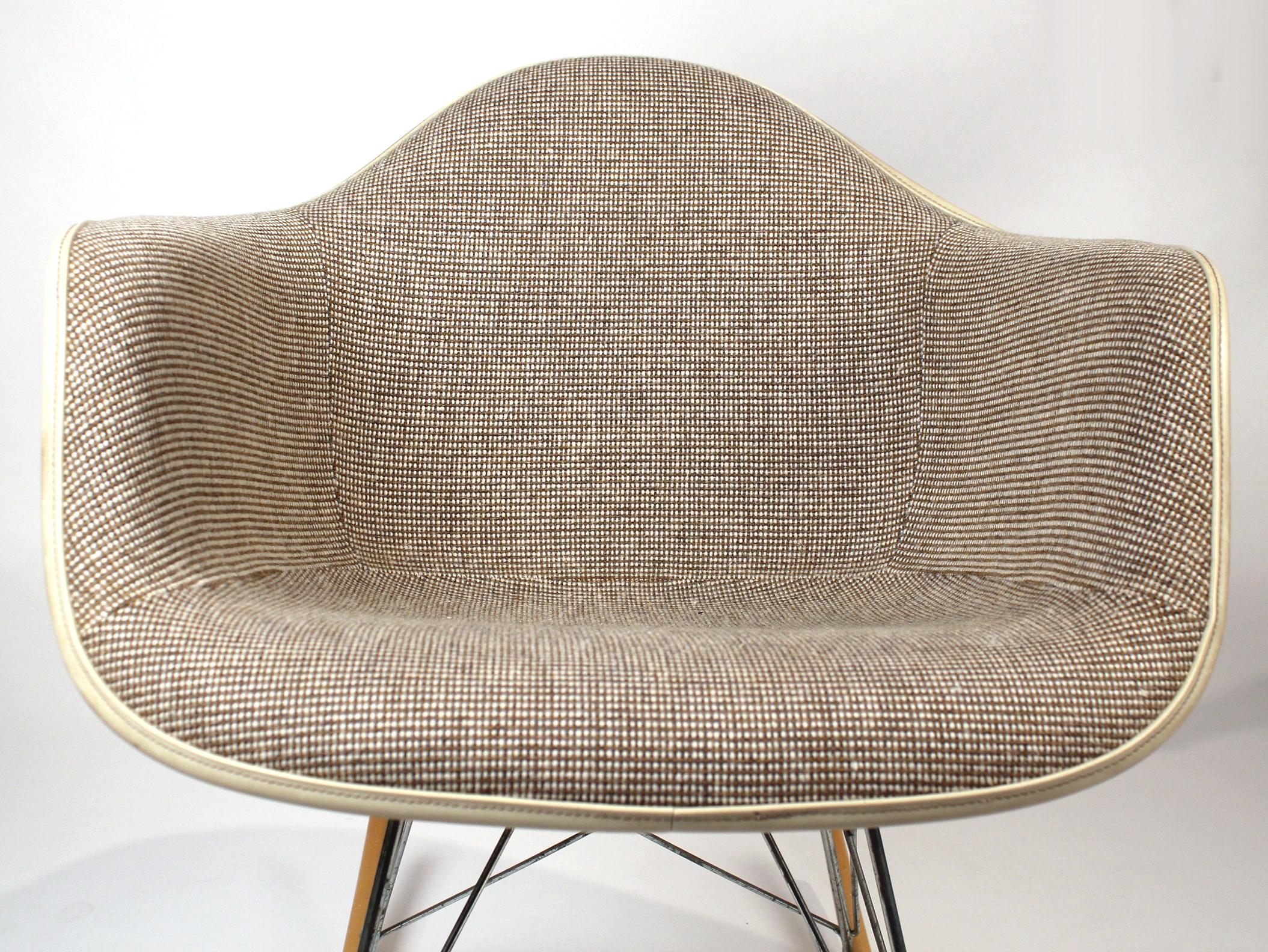 Americano Sedie a dondolo di Charles Eames per Herman Miller con tessuto Alexander Girard in vendita