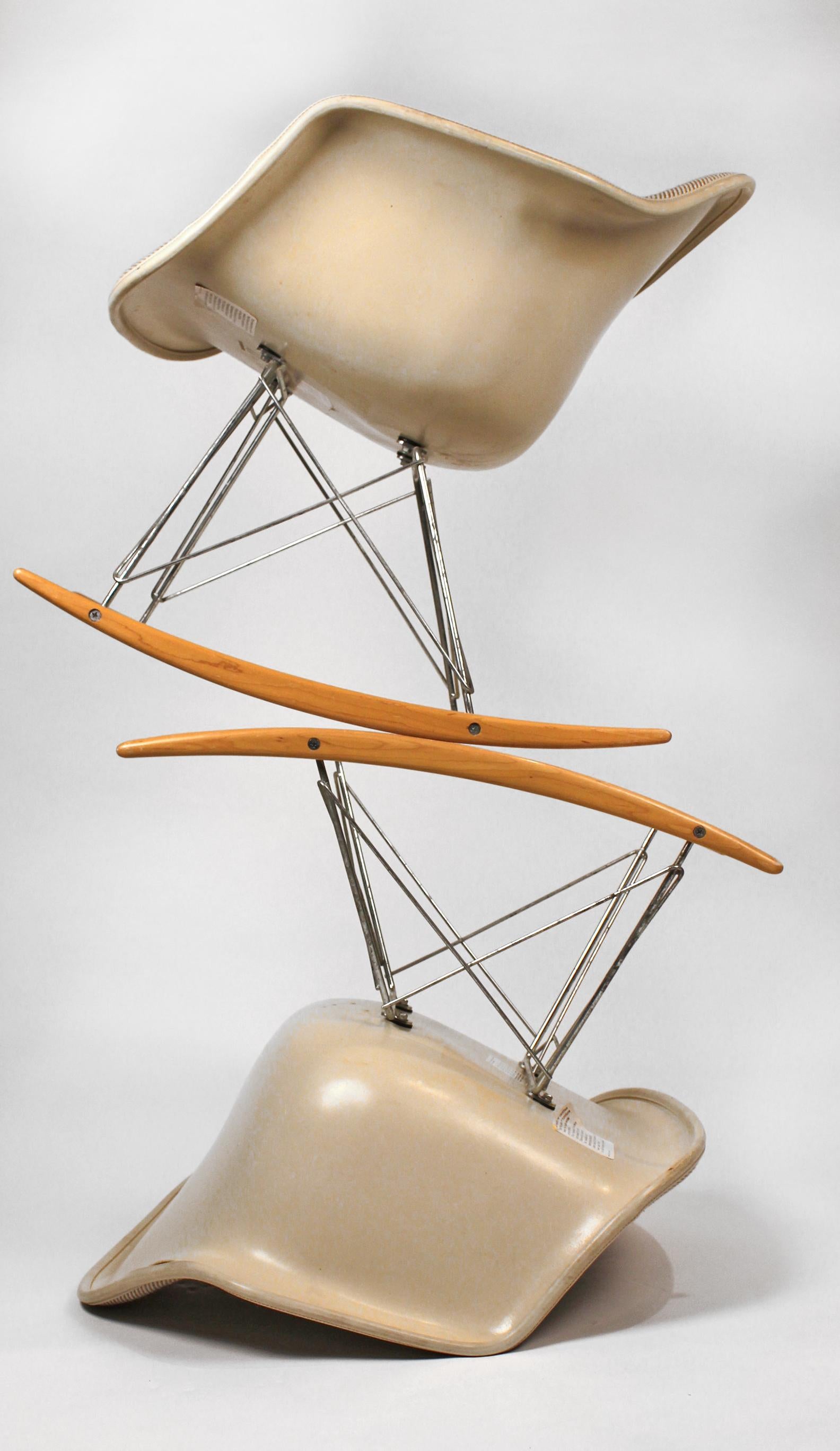 Tissage Chaises à bascule de Charles Eames pour Herman Miller avec tissu Alexander Girard en vente