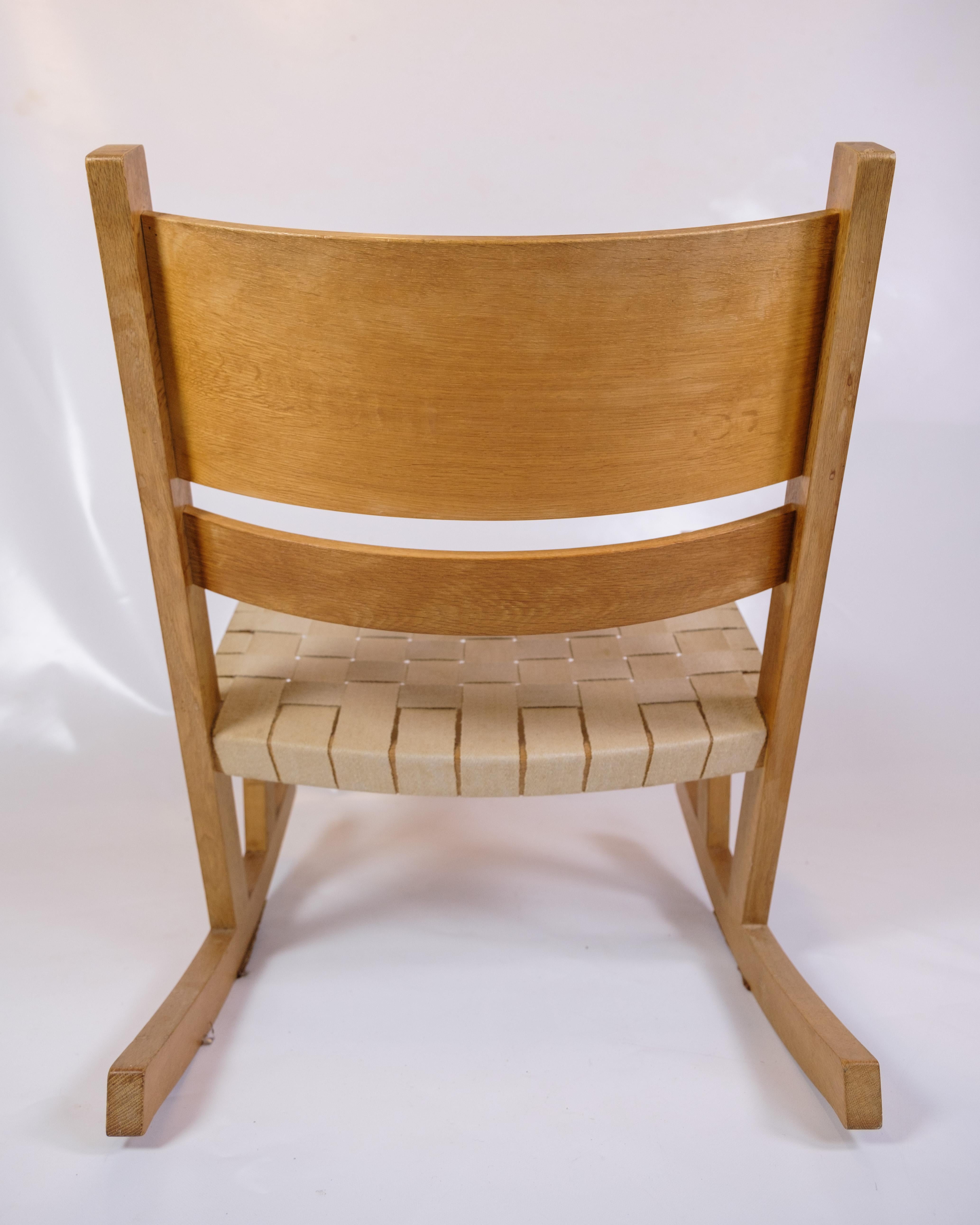 Questa sedia a dondolo, modello GE674, disegnata da Hans J. Wegner e prodotta da Getama negli anni '70, è un eccellente esempio di design danese che combina in modo armonioso funzionalità, comfort ed estetica. La struttura della sedia è realizzata