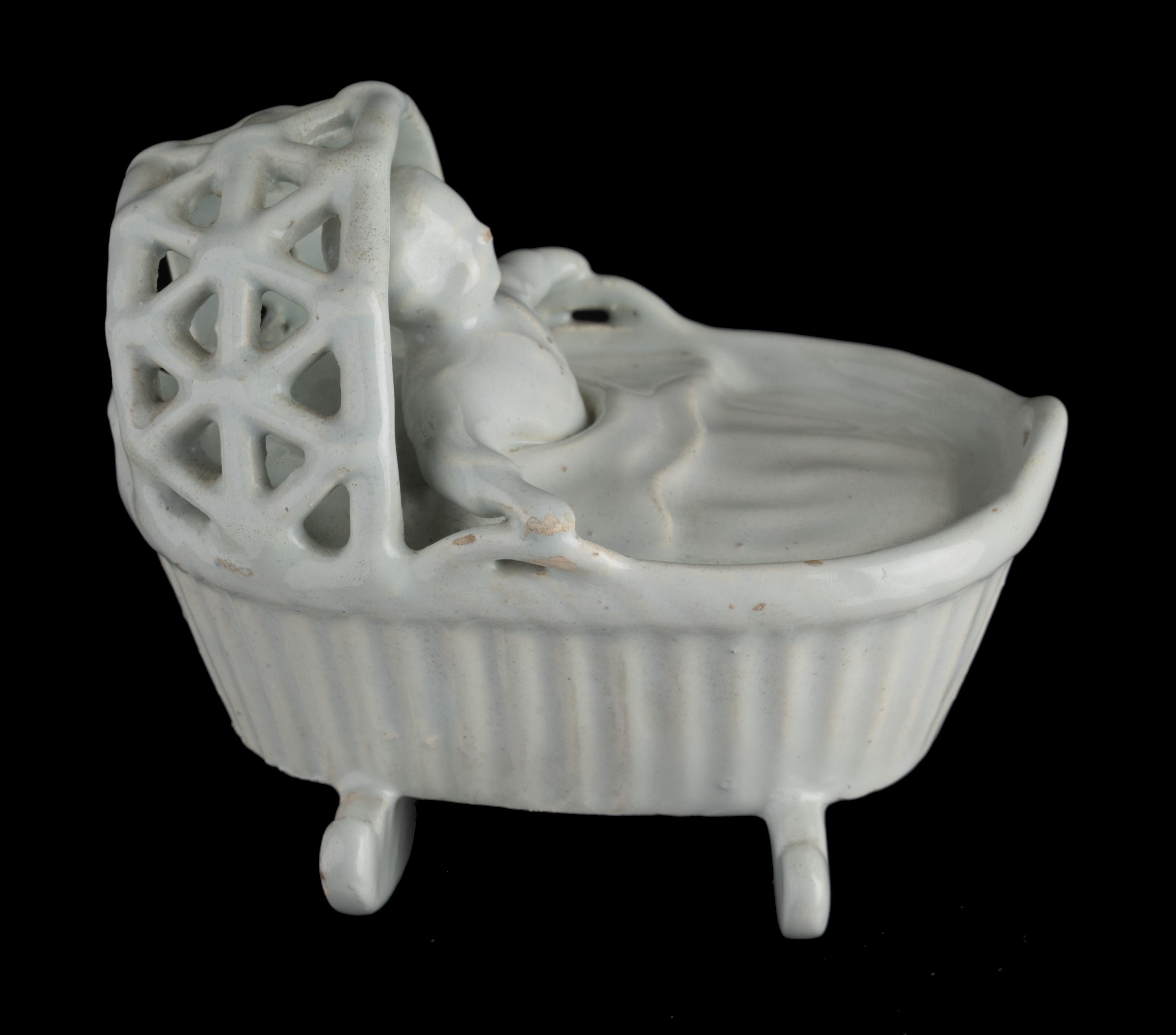Rocking Cradle with Child, Delft, 1750-1780 In Good Condition For Sale In ROSSUM, GE