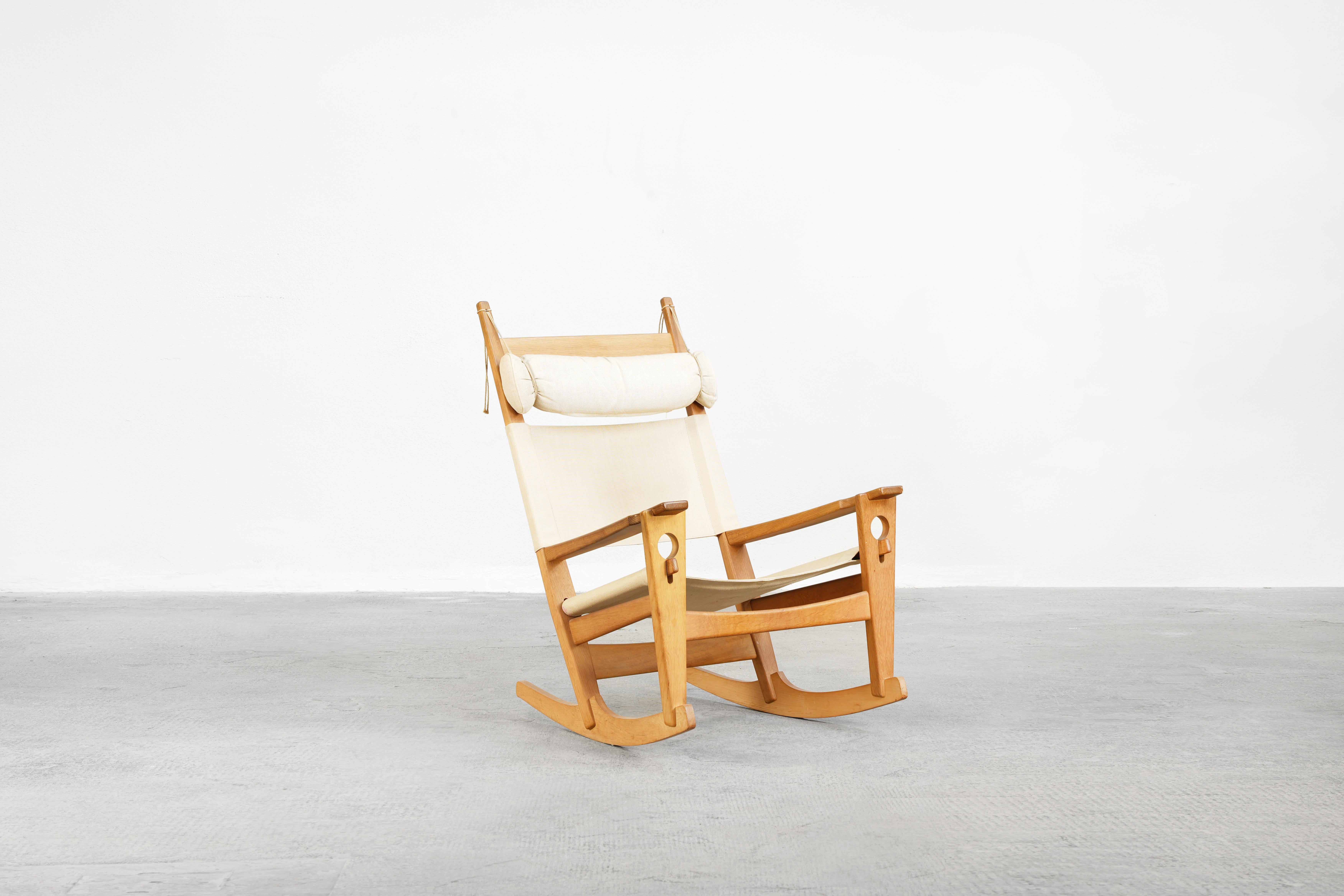 Beautiful rocking chair designed by Hans J. Wegner and produced by Getama in Denmark in the 1960ies.

The chair is in very good and original condition with just slight traces of usage.

We offer worldwide shipping.