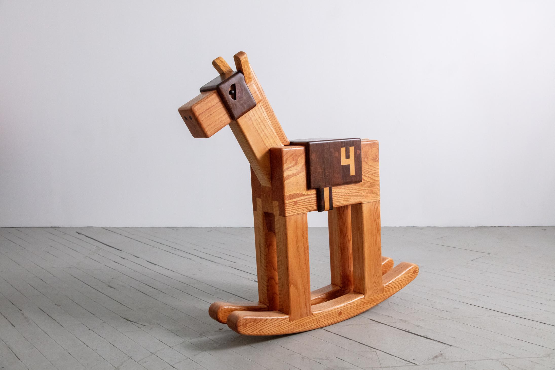 Cavallo da corsa #44 Berkus. Cavallo a dondolo Race in legno di quercia, shedua e palissandro. Progettato e realizzato a Pamela Weir-Quiton, USA, 1971.
