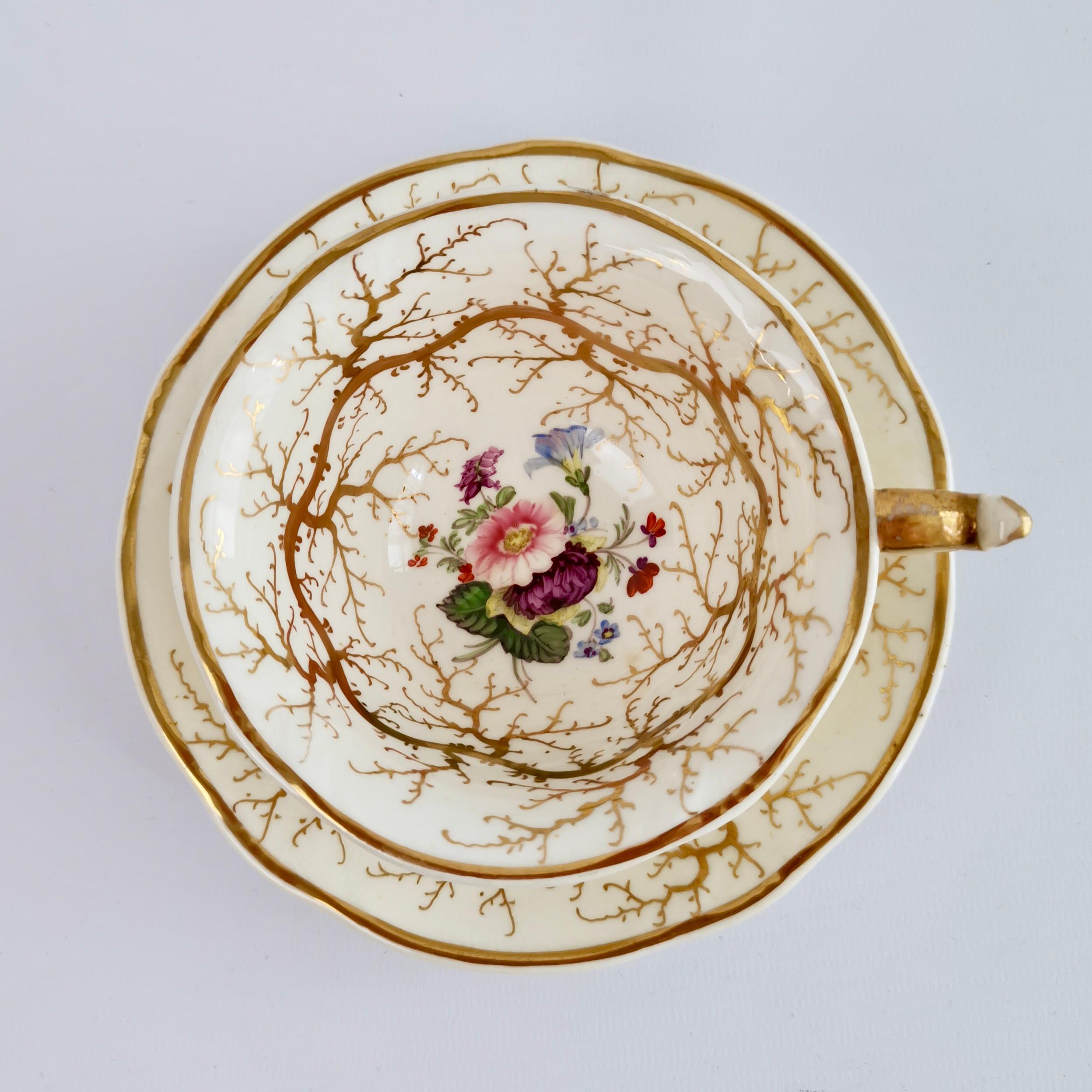 Rockingham-Porzellan-Teekanne, vergoldetes Seetang, Blumen, Rokoko-Revival, 1832 (Englisch) im Angebot