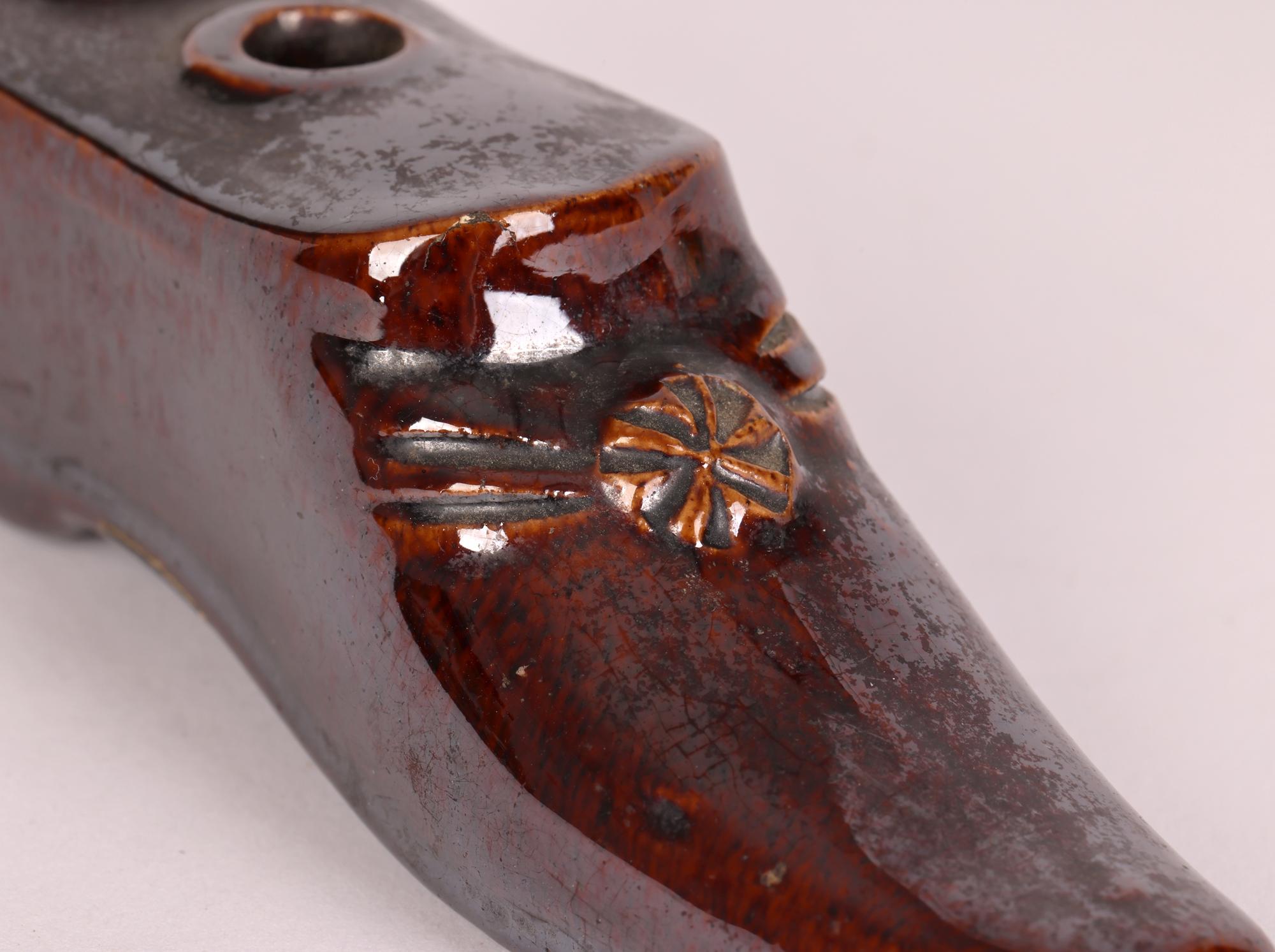 Eine reizvolle Neuheit antiken Rockingham Sirup glasiert Steingut Stifthalter als ein Schuh aus etwa 1840 modelliert. Der Federkielhalter ist einem Herrenschuh nachempfunden und hat eine längliche Form mit einem leicht erhöhten Absatz, der mit zwei