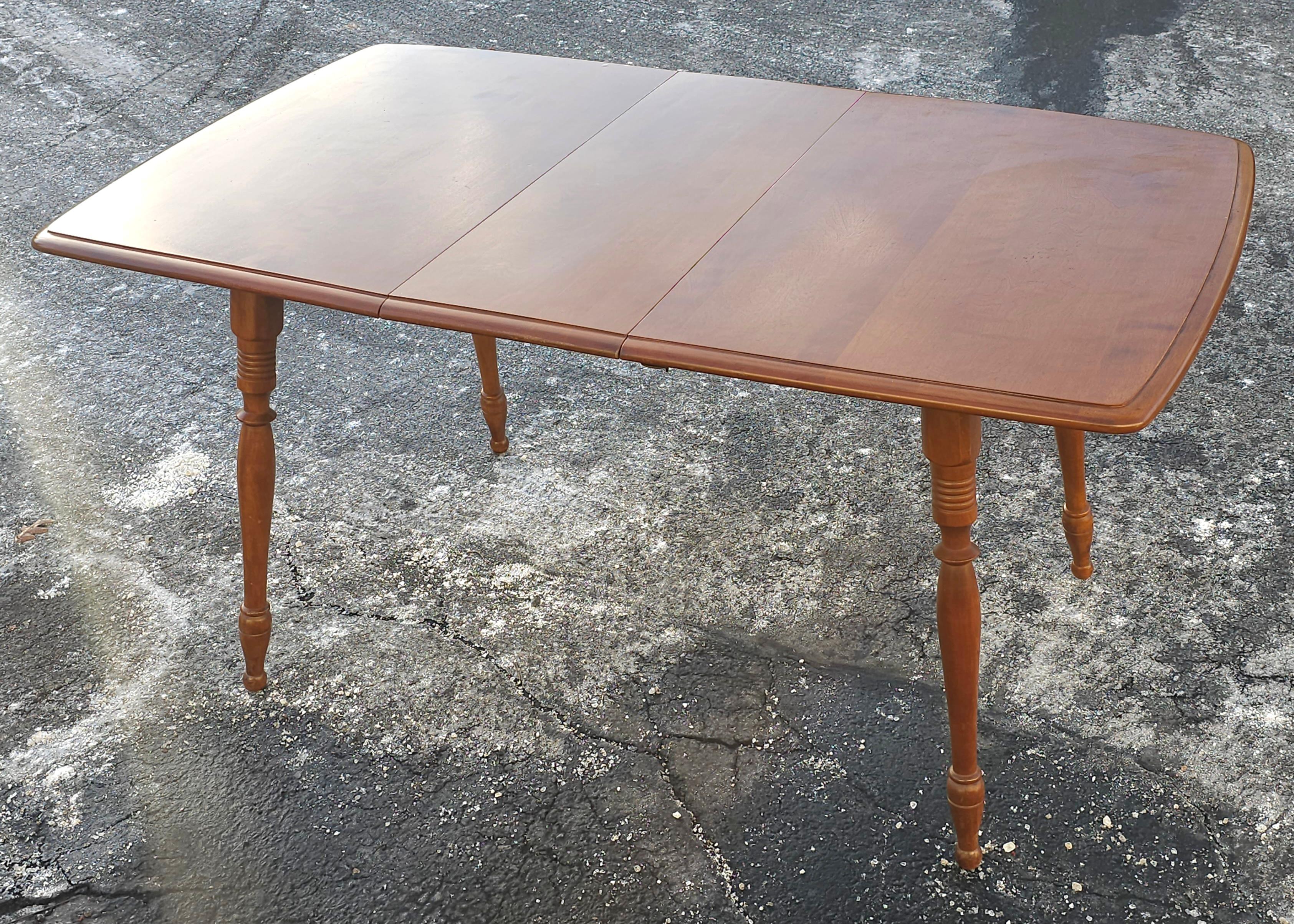 Mesa de desayuno extensible de arce de estilo clásico americano de mediados de siglo, de Rockport.
Arce macizo por todas partes.
Mide 58