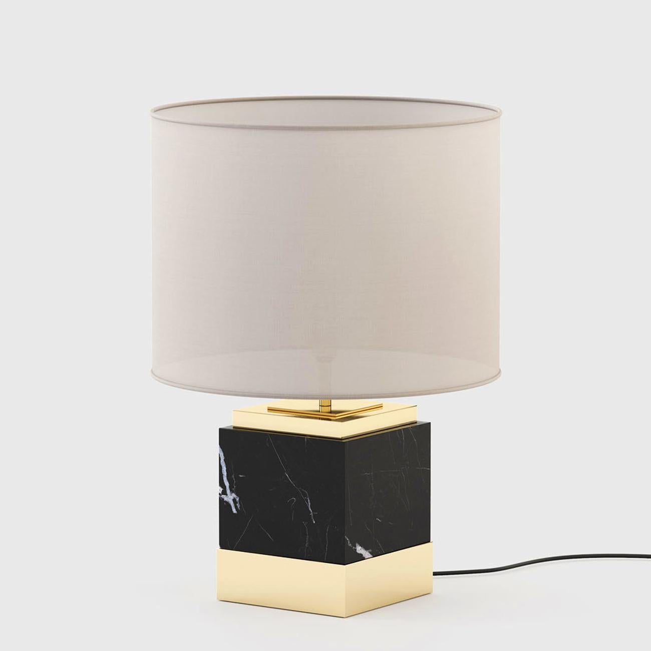Lampe de table Rocks avec base en marbre noir
avec de l'acier inoxydable poli en finition dorée,
incluant un abat-jour en coton blanc. Avec 1 ampoule,
support de lampe type E27, max 40 watt, ampoule non fournie 
inclus. Également disponible en