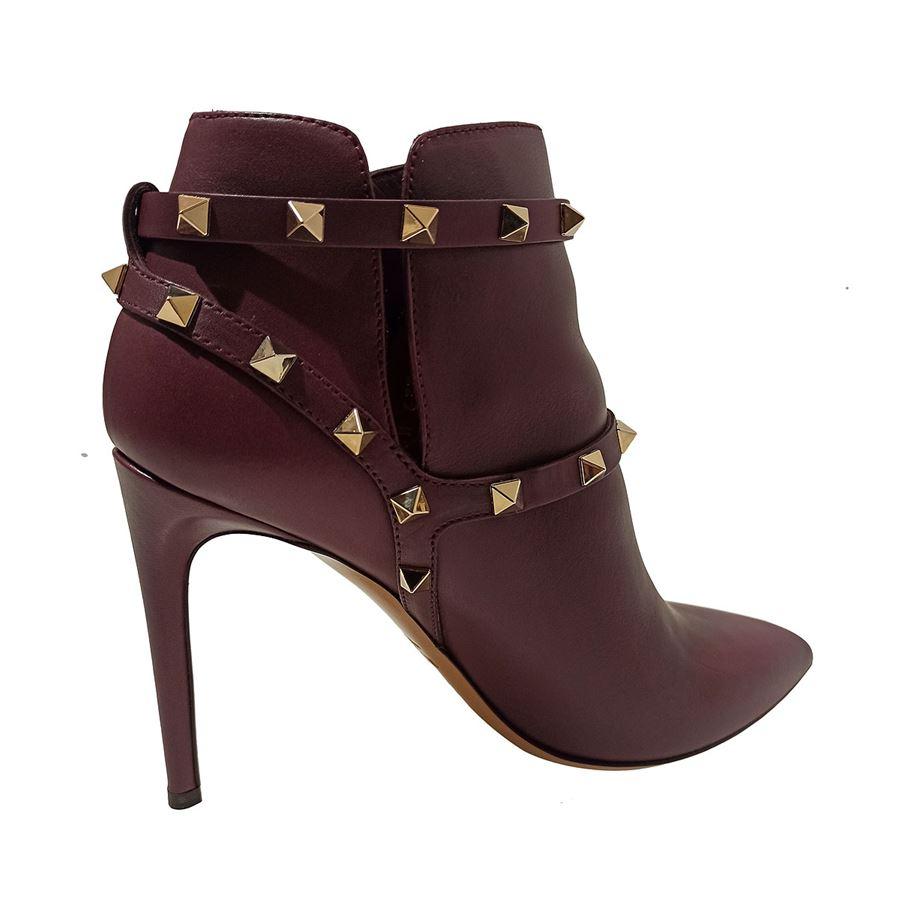 Leather Ruby / bordeaux color Metal studs Double buckle Heel height cm 10 (3.93 inches) Original price euro 890
