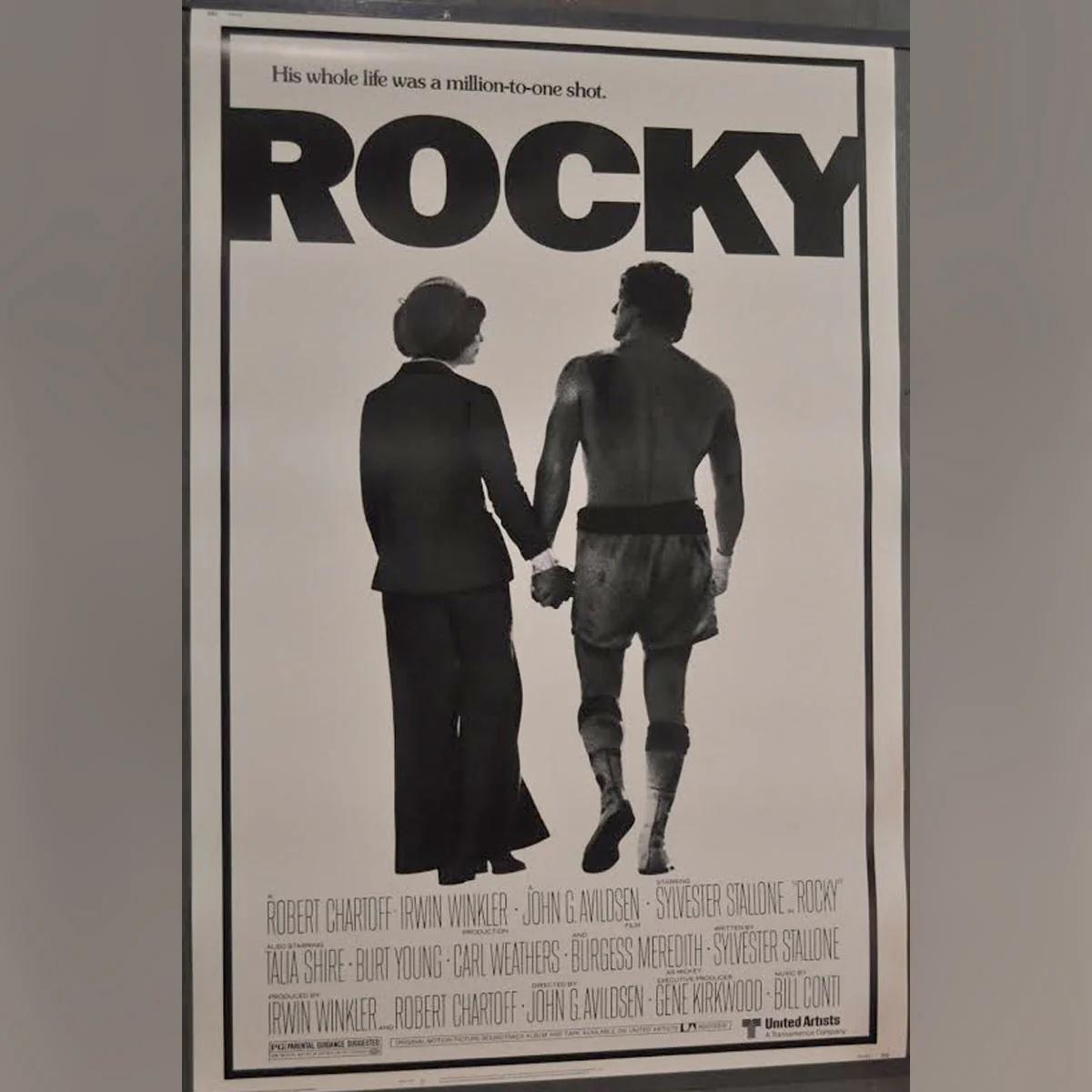 Rocky (1976)
Original US (40 X 60 Zoll)

Seltenes, originales, ungefaltetes US-Plakat im Format 40 x 60 Zoll, gedruckt auf schwerem Papier, das vom Studio bei der Veröffentlichung des Films herausgegeben wurde und für die Auslage im Kino bestimmt