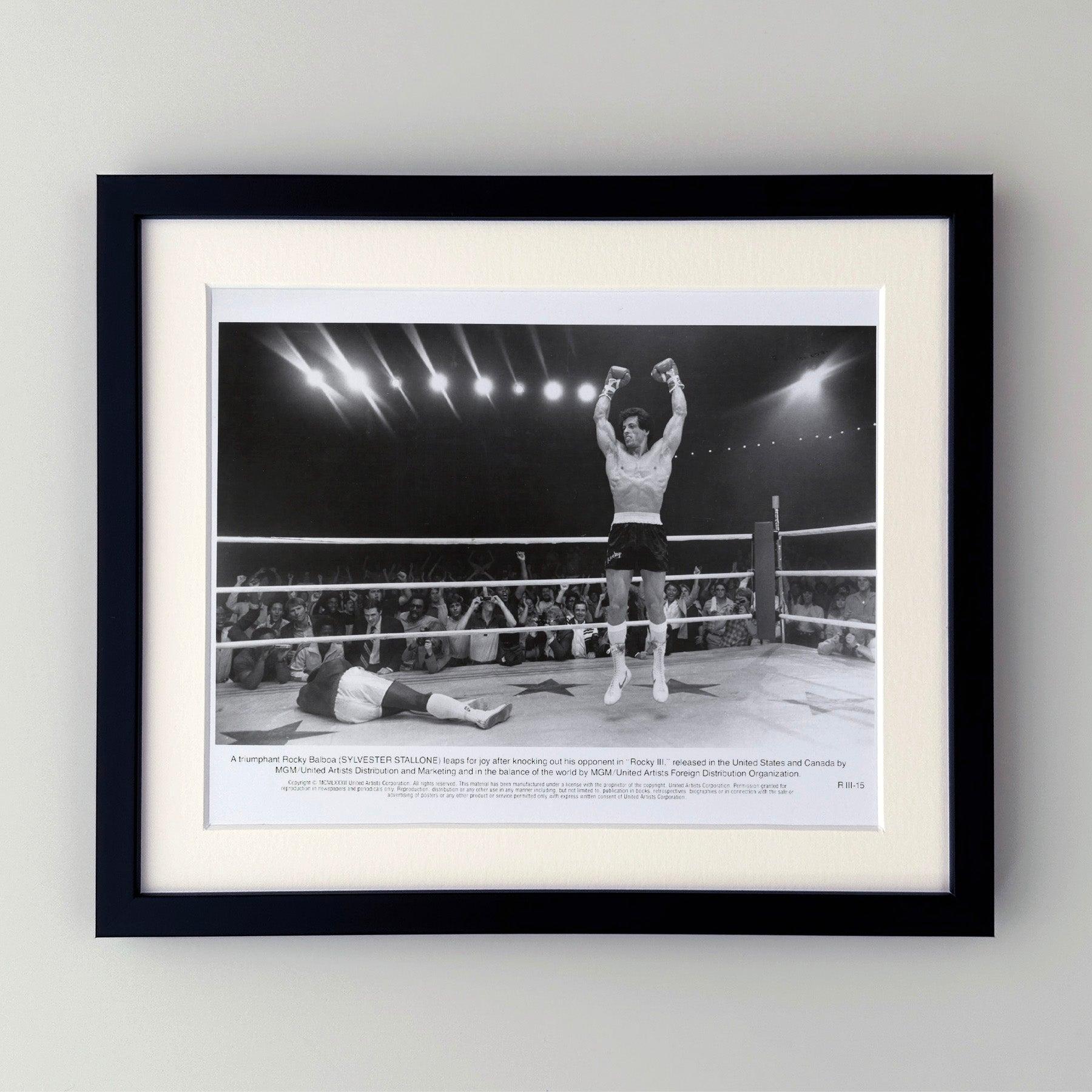 Photo publicitaire originale de 8x10 inches pour Rocky 3 (1982) avec Sylvester Stallone et Mr AT&T.

Les photos de publicité (film/production) ont été créées pour aider les studios à promouvoir leurs nouveaux films. Les photos ont été incluses dans
