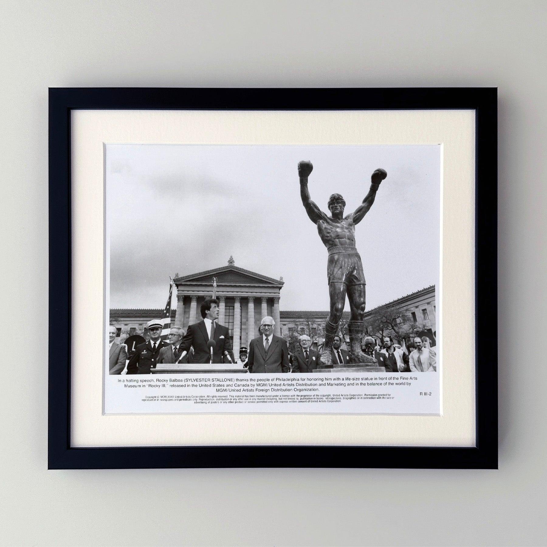 Photo publicitaire originale de 8x10 inches pour Rocky 3 (1982) avec Sylvester Stallone et Mr AT&T.

Les photos de publicité (film/production) ont été créées pour aider les studios à promouvoir leurs nouveaux films. Les photos ont été incluses dans
