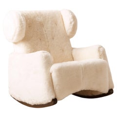 Sillón balancín de piel de oveja Rocky by Studio ALM