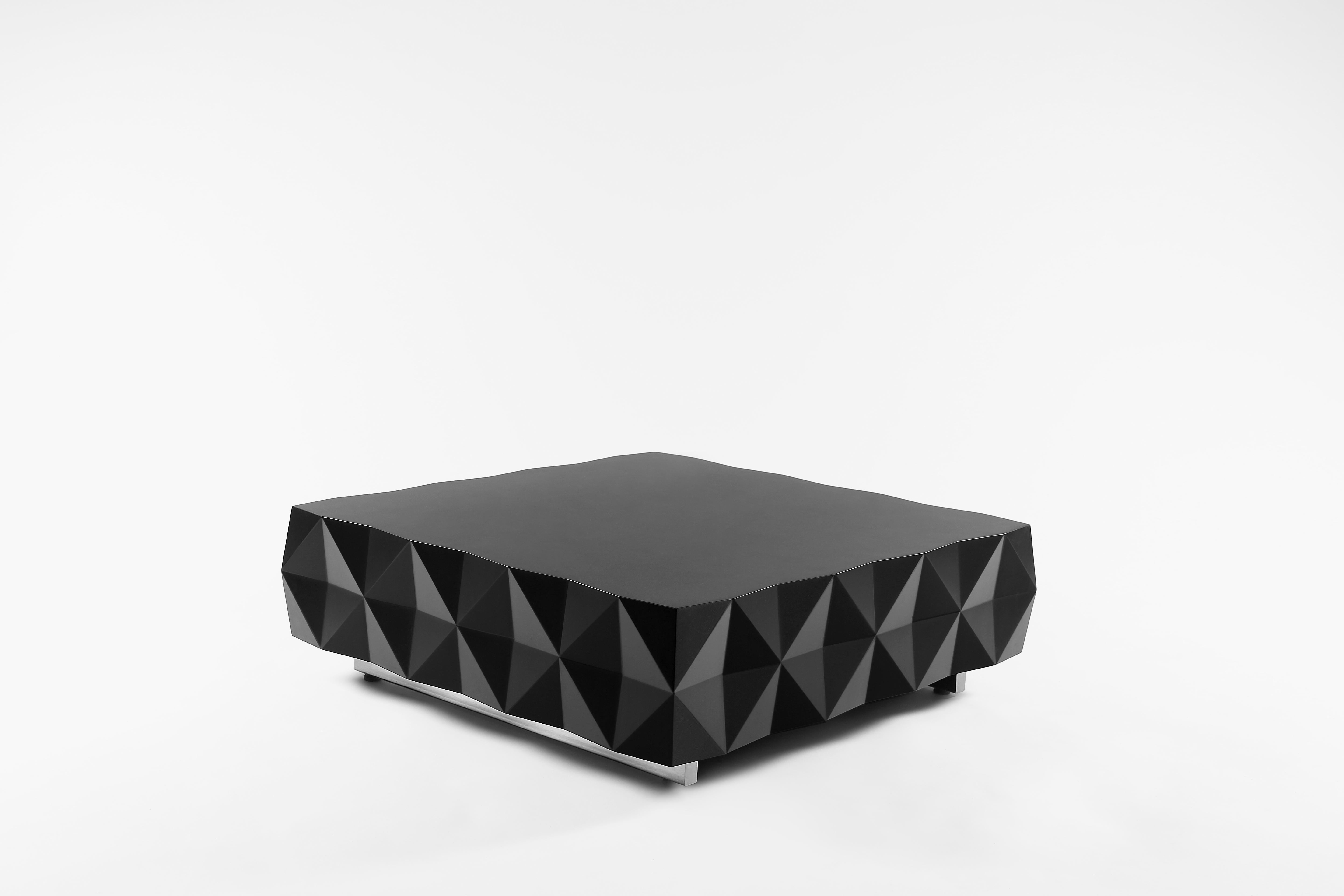 Laqué Table basse rocheuse géométrique noire de Joel Escalona en vente
