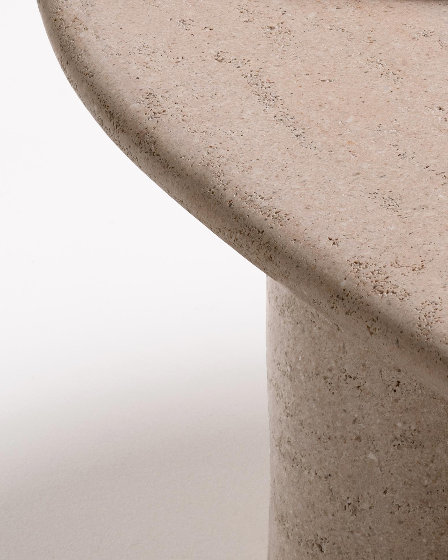 Sculpté à la main Montage rocheux • Table basse sculpturale en grès par Odditi en vente