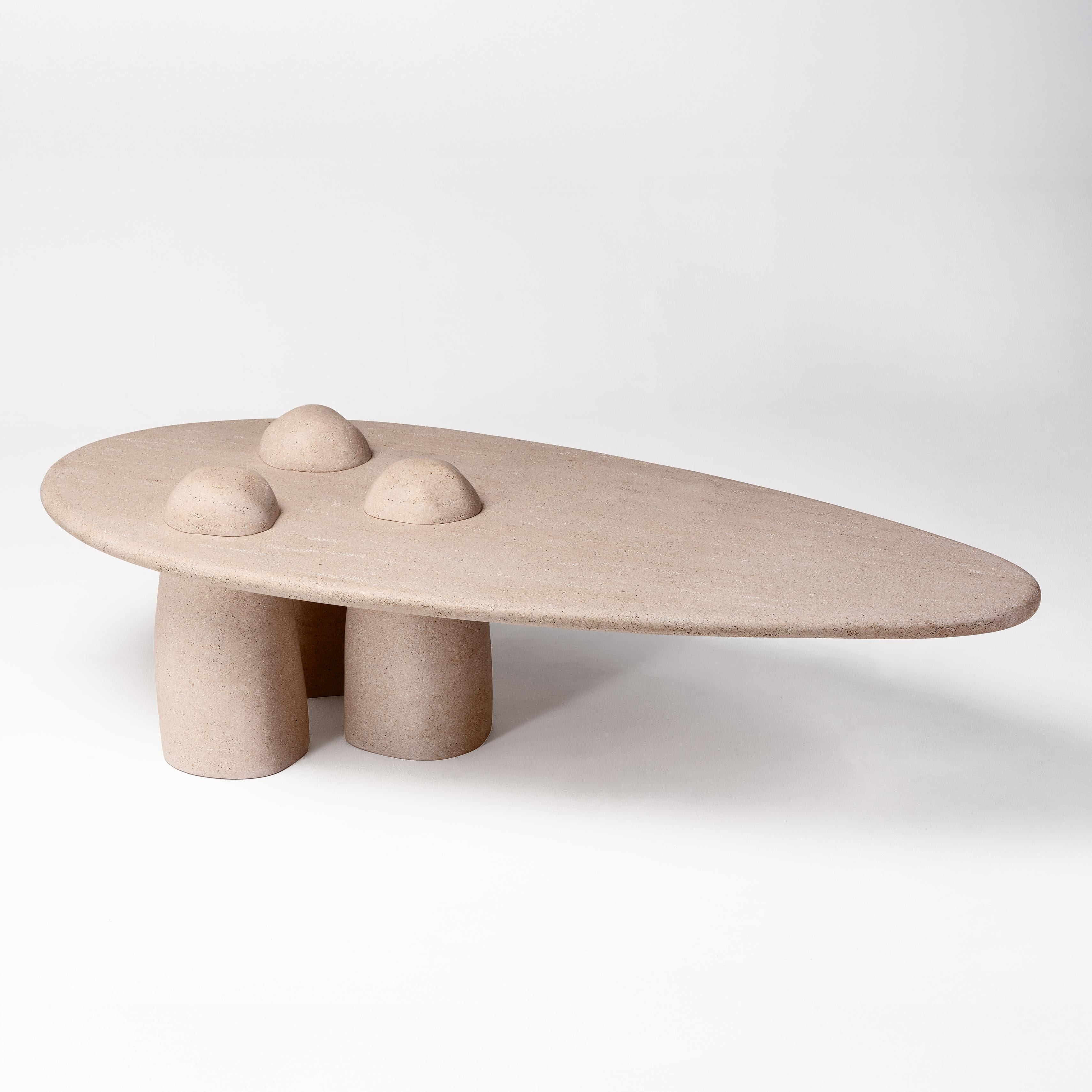 Montage rocheux • Table basse sculpturale en grès par Odditi Neuf - En vente à CAROOL, NSW, AU