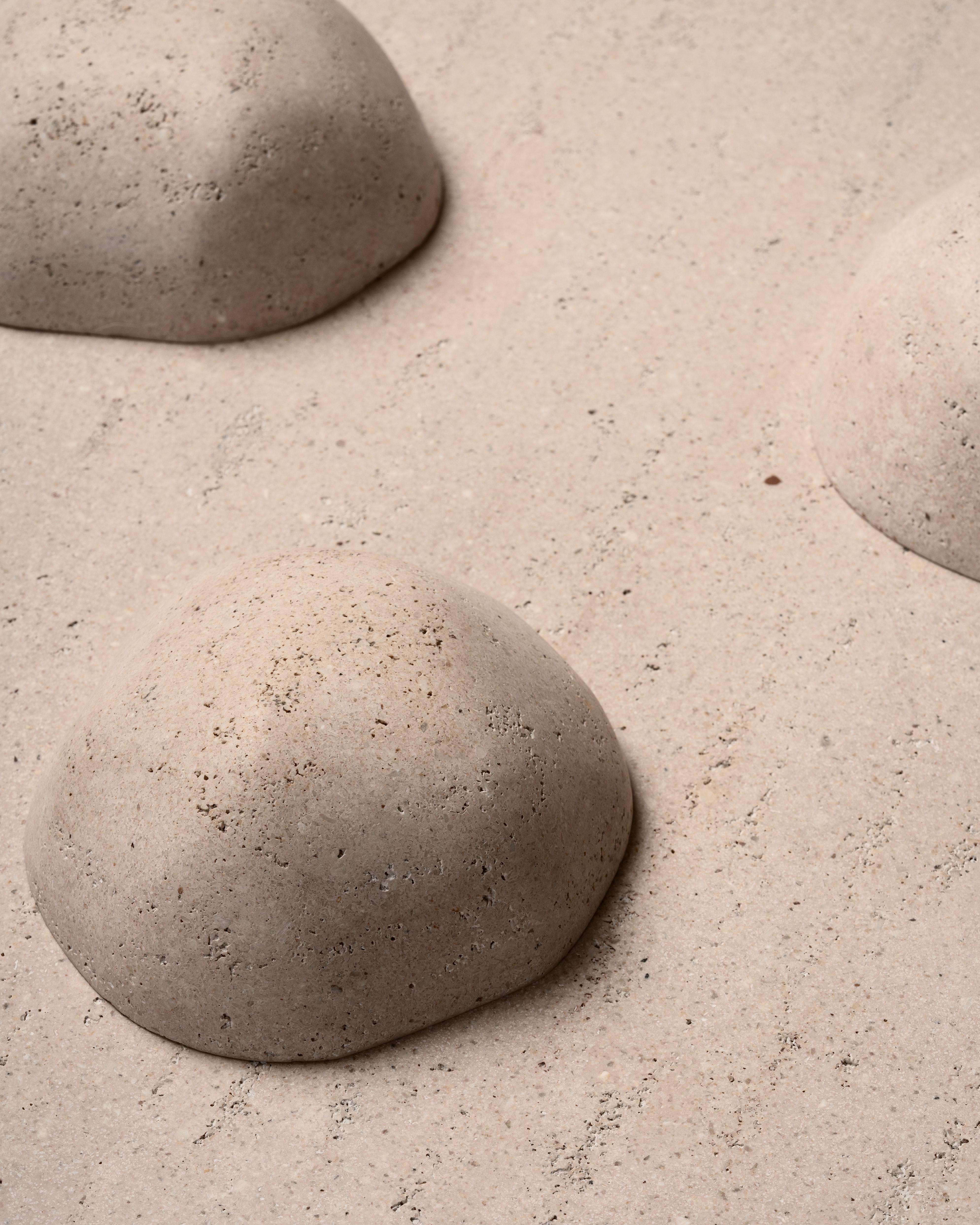 Composition Montage rocheux • Table basse sculpturale en grès par Odditi en vente