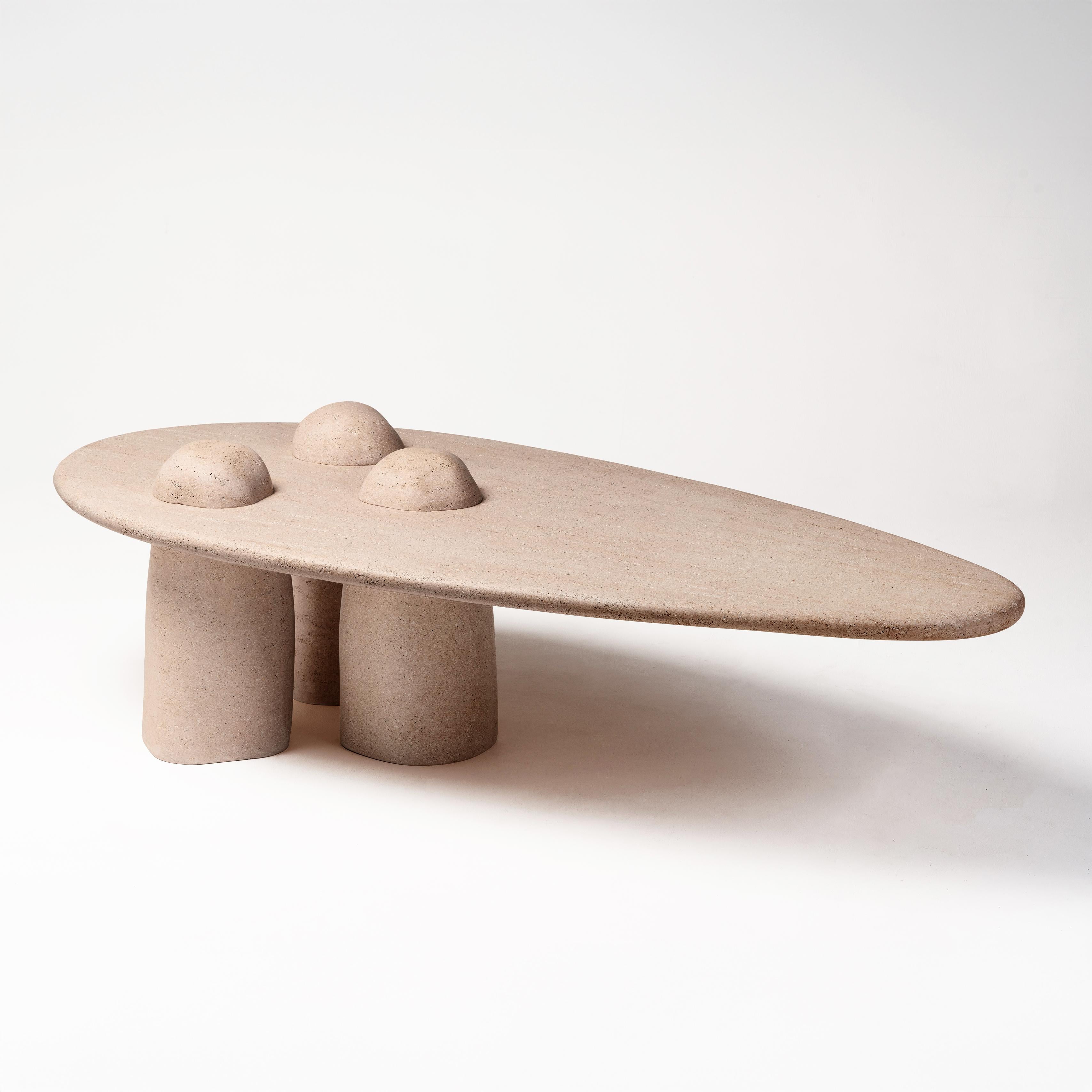 Montage rocheux • Table basse sculpturale en grès par Odditi en vente 1