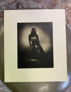 Rocky Schenck, signierter, nudefarbener Gelatinesilber-Fotodruck mit Kratzern