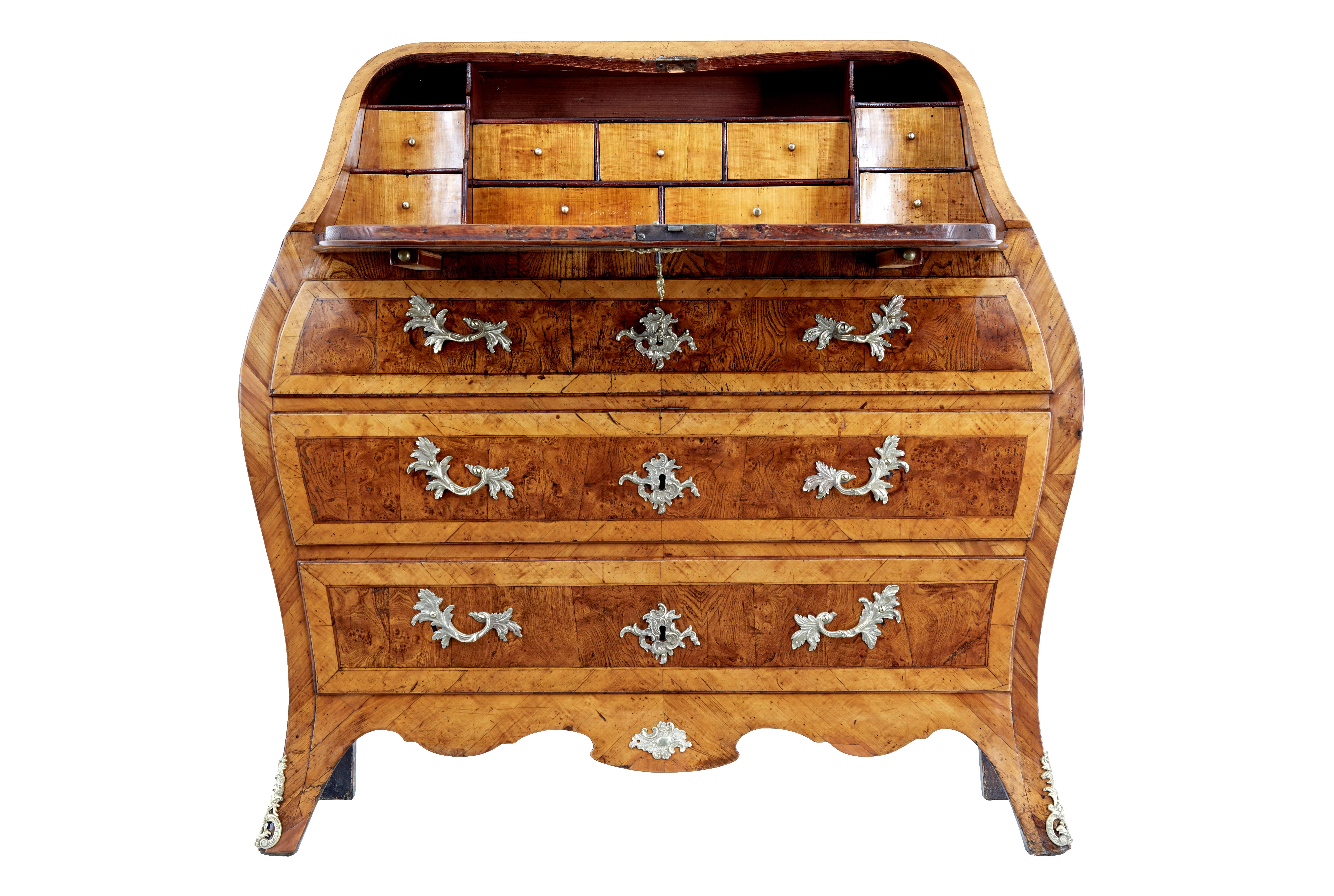 Scrivania rococò in tasso e olmo del XVIII secolo, 1750 circa.

Splendido scrittoio a forma di bombe di epoca rococò svedese.   Realizzato in legno di tasso e olmo, utilizzando varie tecniche come il parquet, l'intarsio e le fasce incrociate.

La