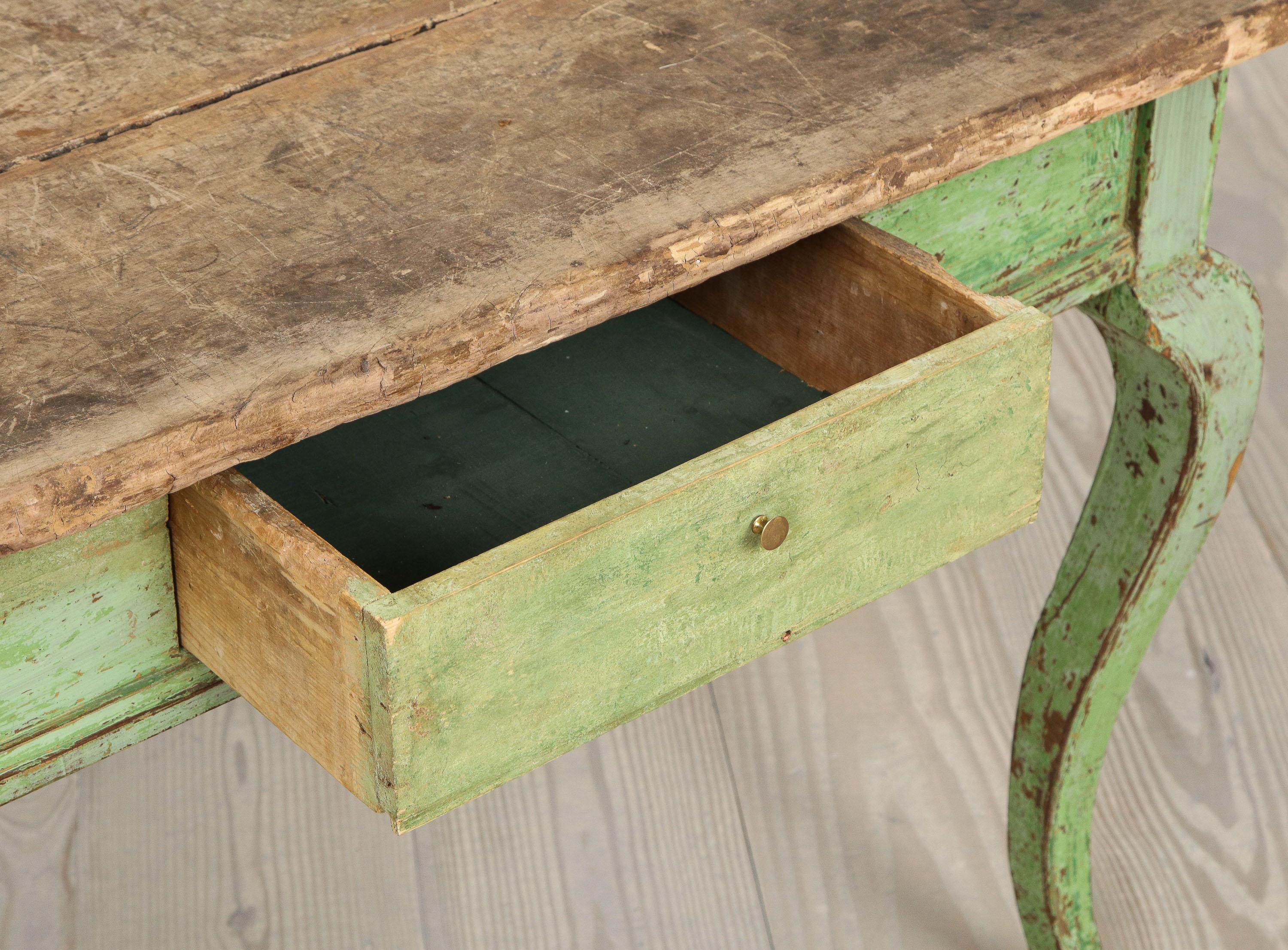 Suédois Table à écrire rococo du 18e siècle avec tiroir, Origine : Suède, Circa 1760 en vente