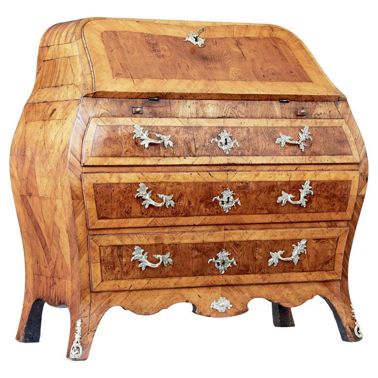 Meubles Rococo Bureau rococo du 18ème siècle en orme et aiguille En vente sur 1stDibs