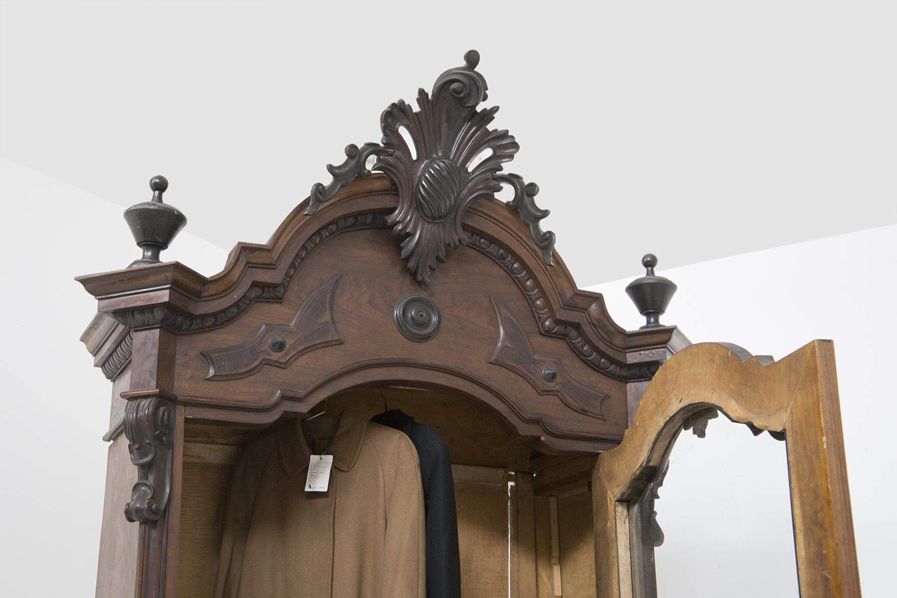 Très rare armoire ancienne datant de la période rococo des années 1700, en bois de noyer avec des détails en laiton, très élégante, belle fabrication italienne.
L'armoire ancienne est entièrement réalisée en bois de noyer de la meilleure