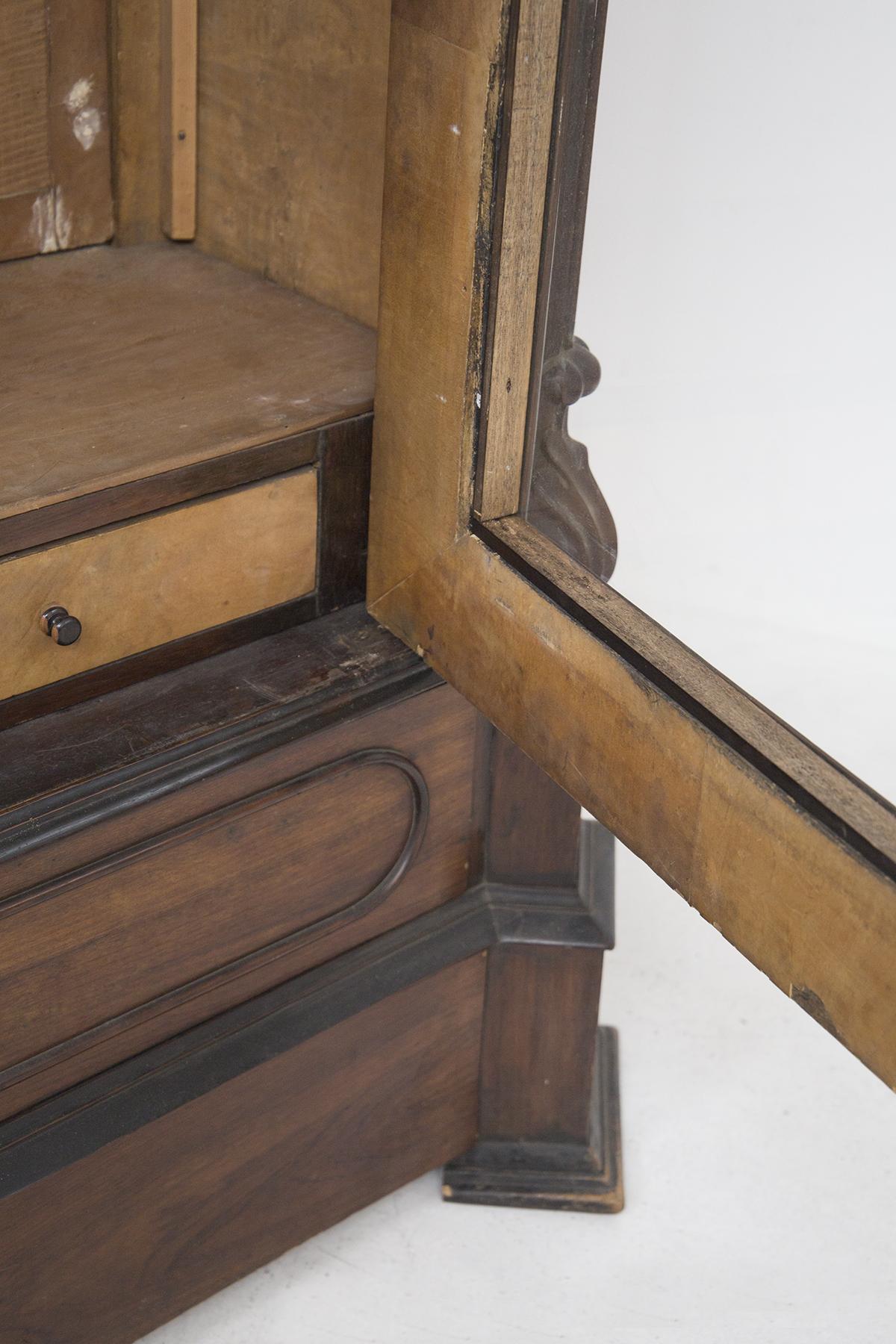Rococò Antique Cabinet in Walnut Wood with Glass In Good Condition For Sale In Milano, IT