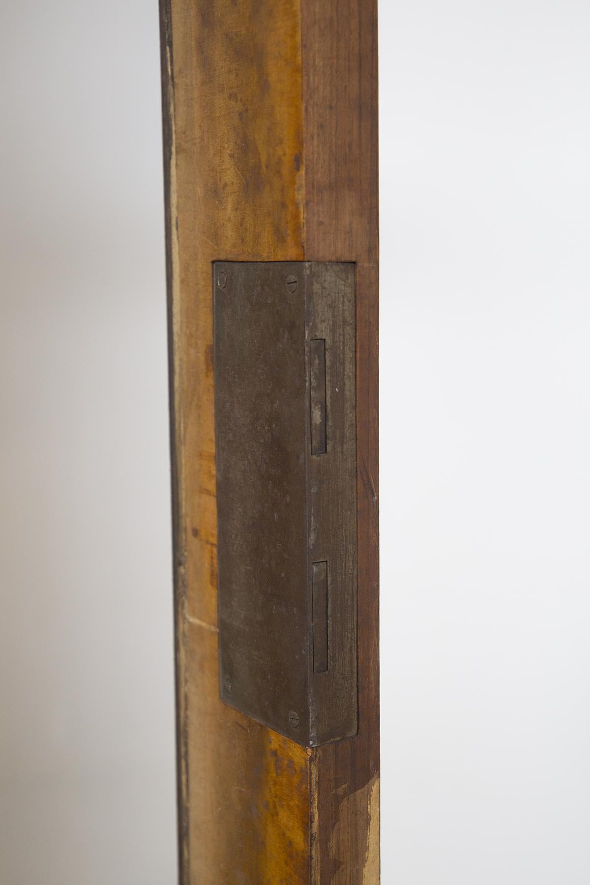 Antiker Rokoko-Schrank aus Nussbaumholz mit Glas im Angebot 2