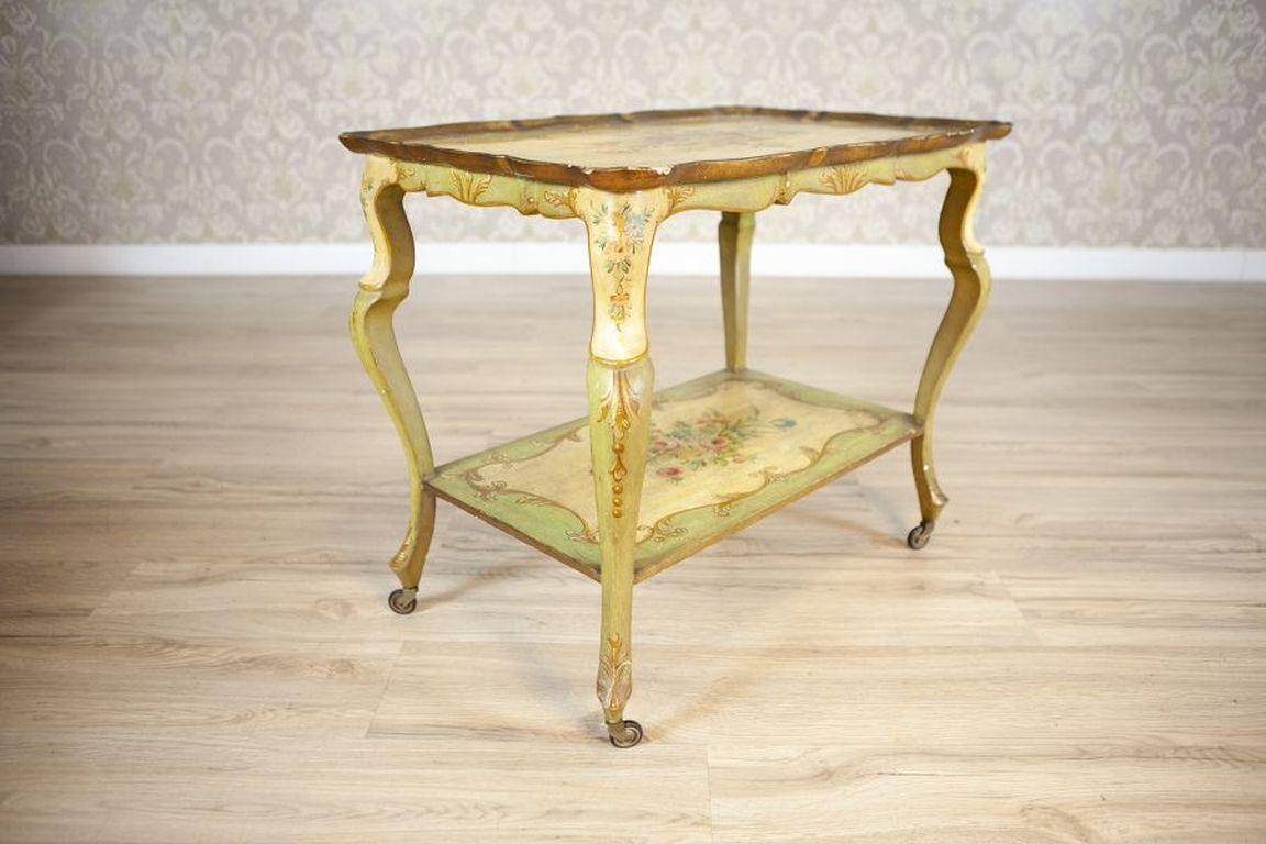 Table à thé rococo en acajou de la fin du 19e siècle avec peintures florales

Table à thé de style rococo, richement décorée de peintures à motifs floraux, avec des pieds à roulettes. Il présente des signes d'utilisation.