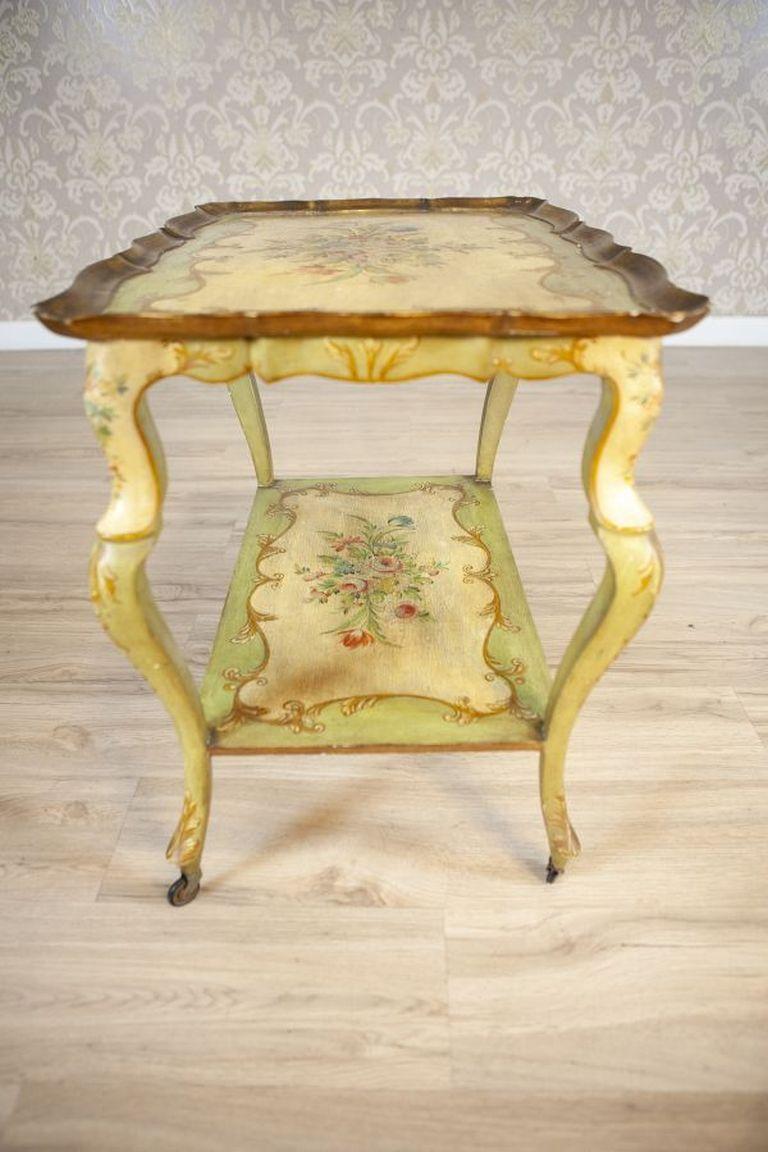 Peint à la main Table à thé rococo en acajou de la fin du 19e siècle avec peintures florales en vente