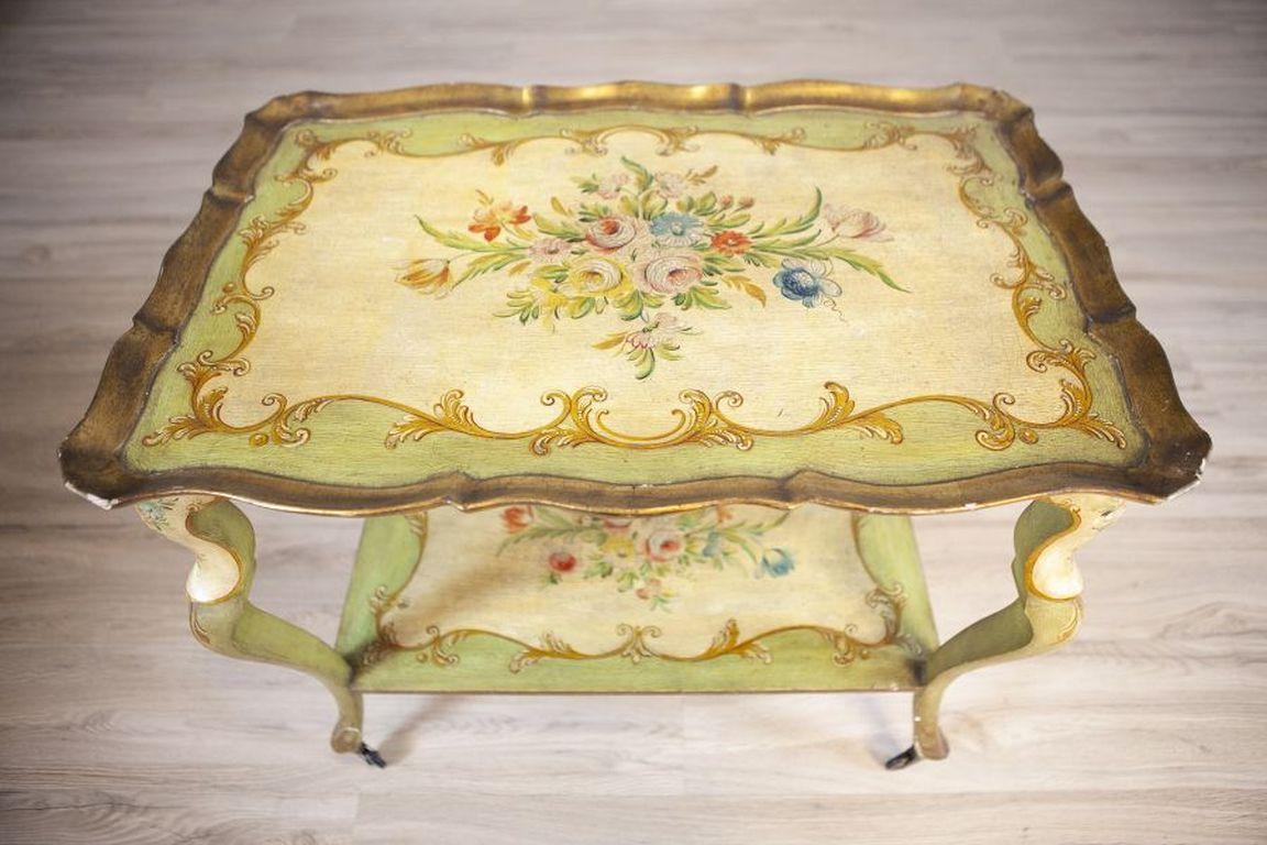 Table à thé rococo en acajou de la fin du 19e siècle avec peintures florales Bon état - En vente à Opole, PL