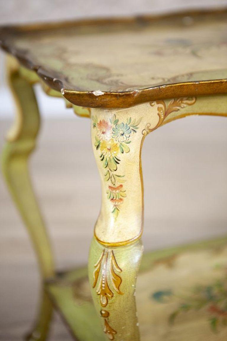 XIXe siècle Table à thé rococo en acajou de la fin du 19e siècle avec peintures florales en vente