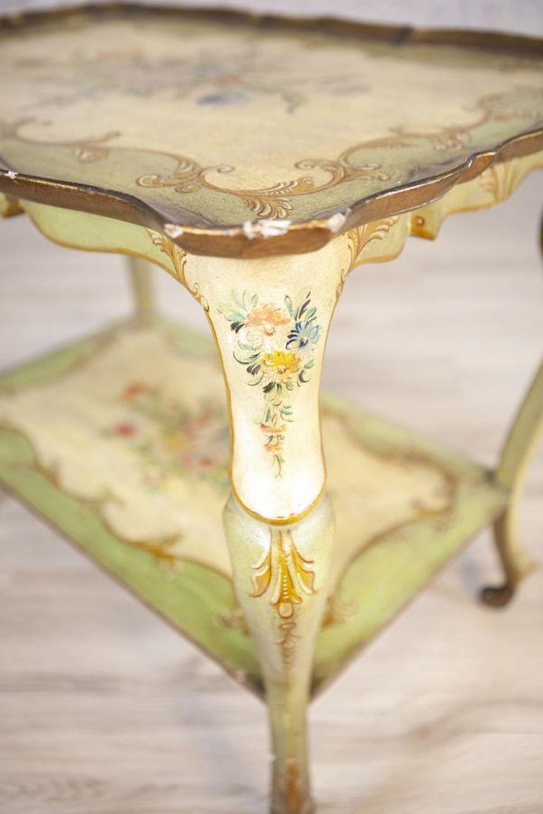 Acajou Table à thé rococo en acajou de la fin du 19e siècle avec peintures florales en vente