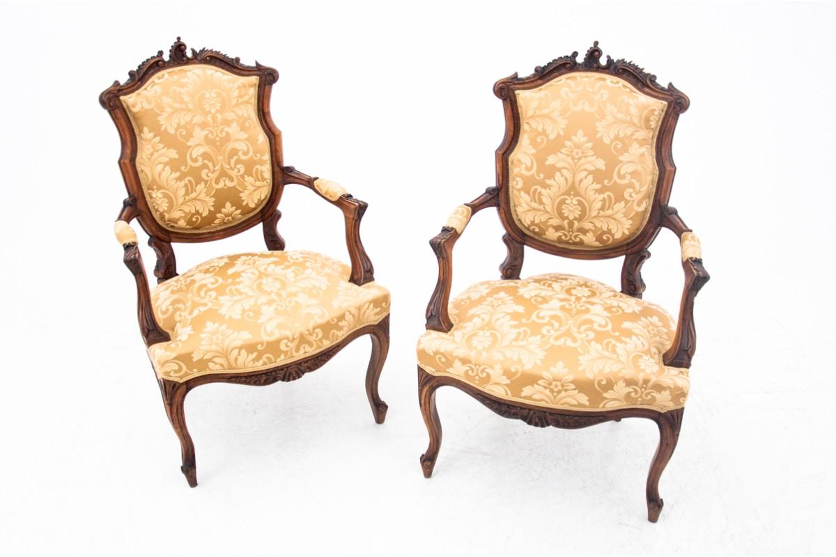 Rococo armchair set, France, circa 1880.

Very good condition, after professional renovation. The seats and backrests have been upholstered with a new fabric.

Wood: walnut

Dimensions: height 101 cm, seat height 42 cm, width 62 cm, depth 62
