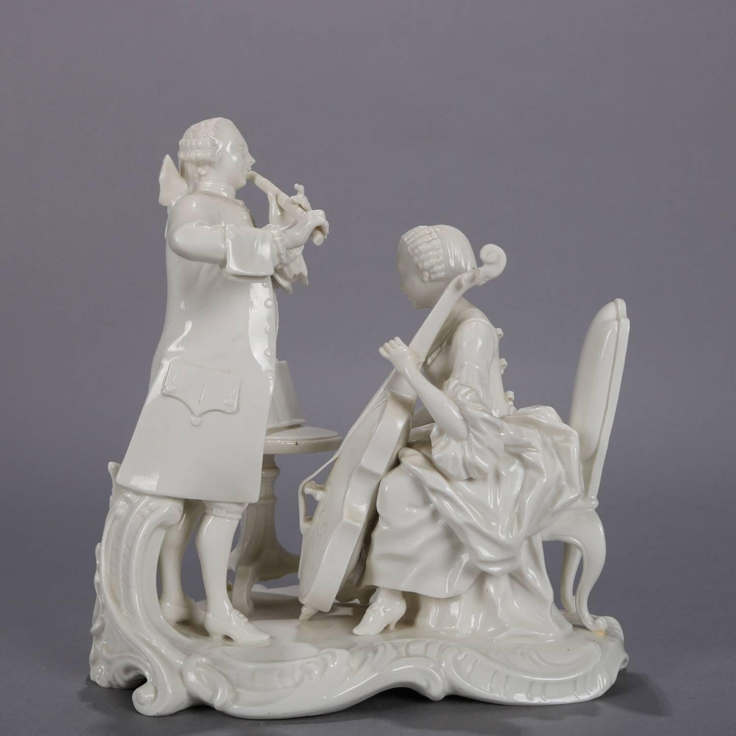 Vernissé Groupe figuratif de musiciens coloniaux en porcelaine blanc de Chine rococo en vente