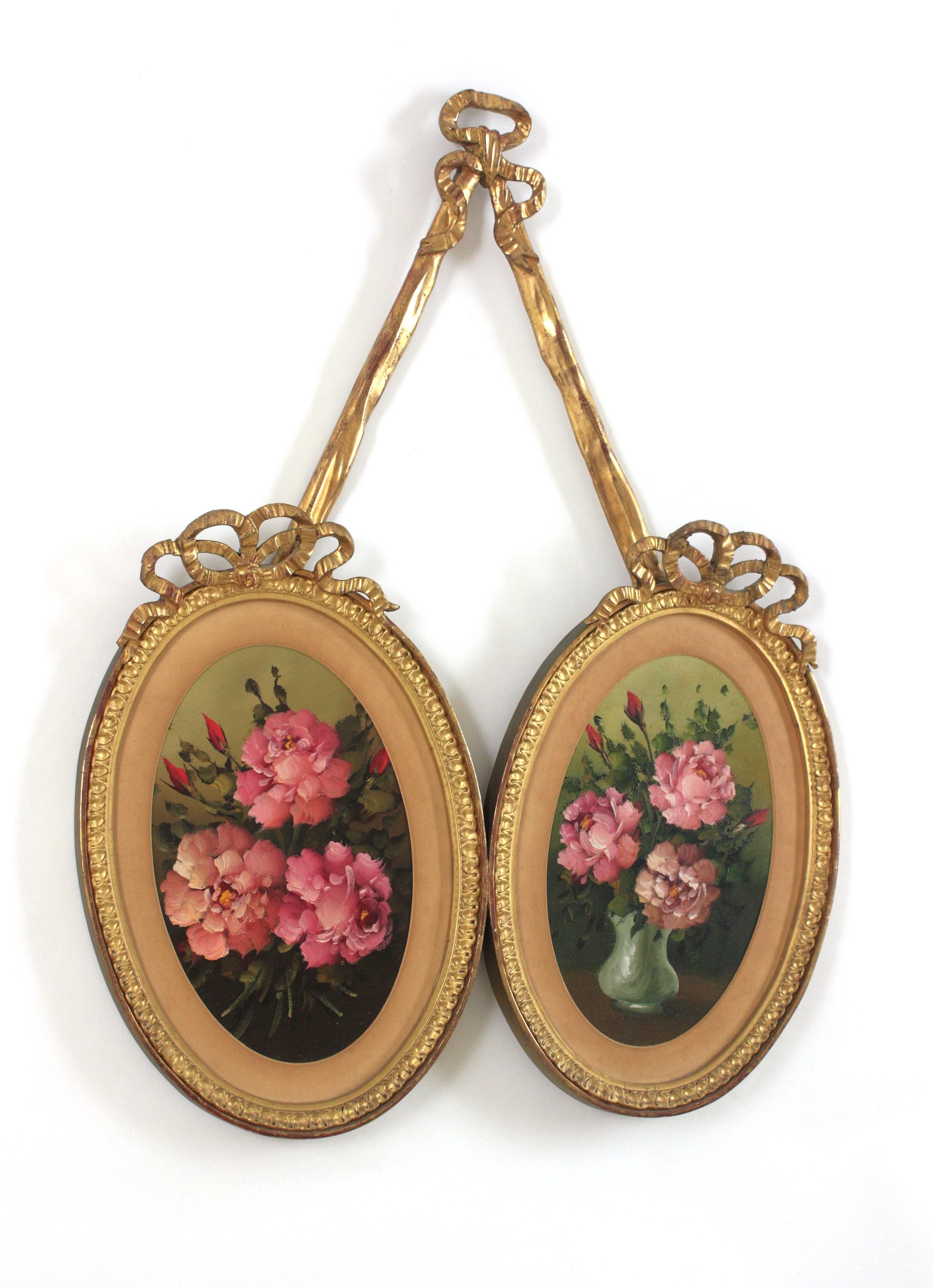 Doré Cadre double ovale rococo en bois doré avec peintures florales en vente