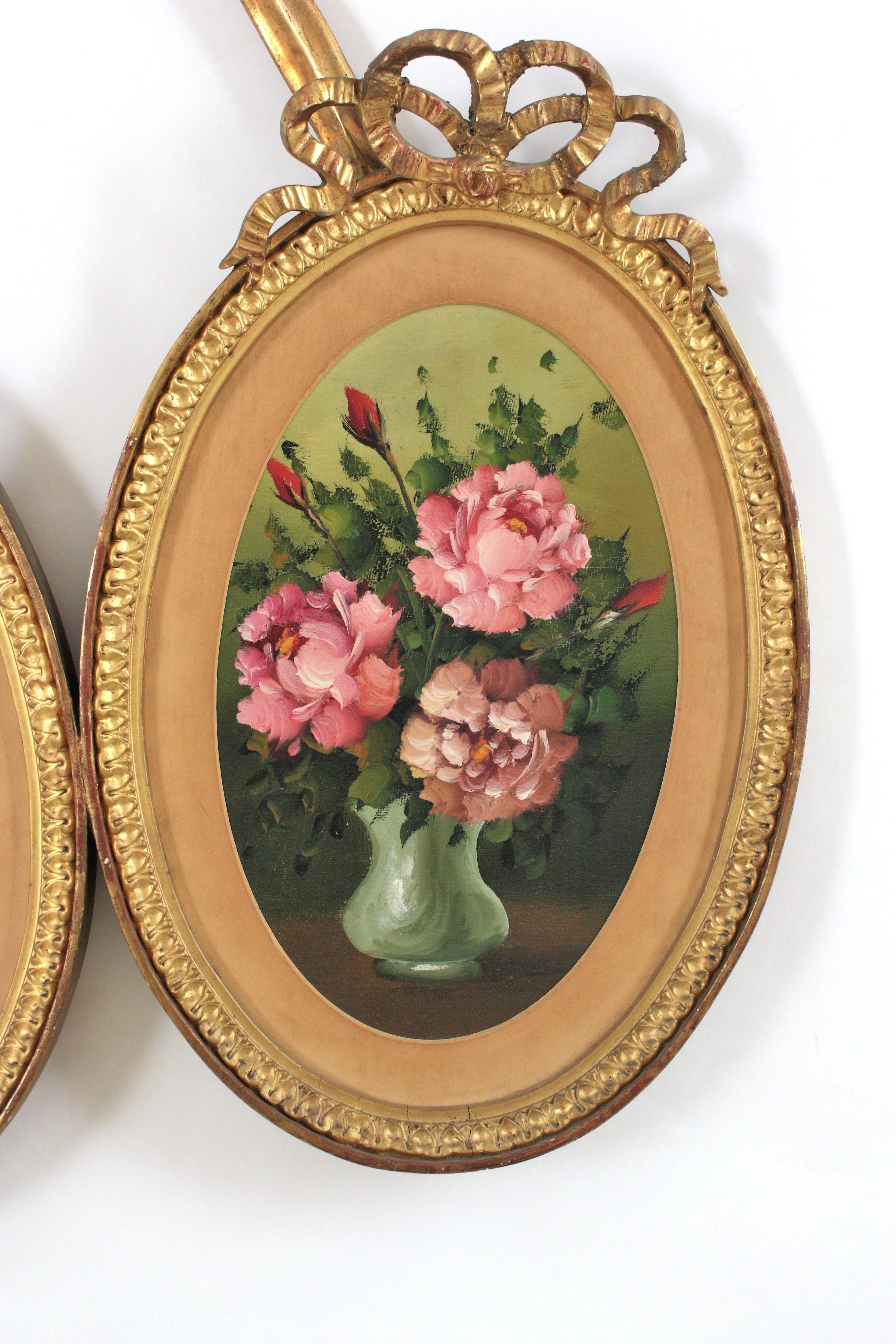 Feuille d'or Cadre double ovale rococo en bois doré avec peintures florales en vente